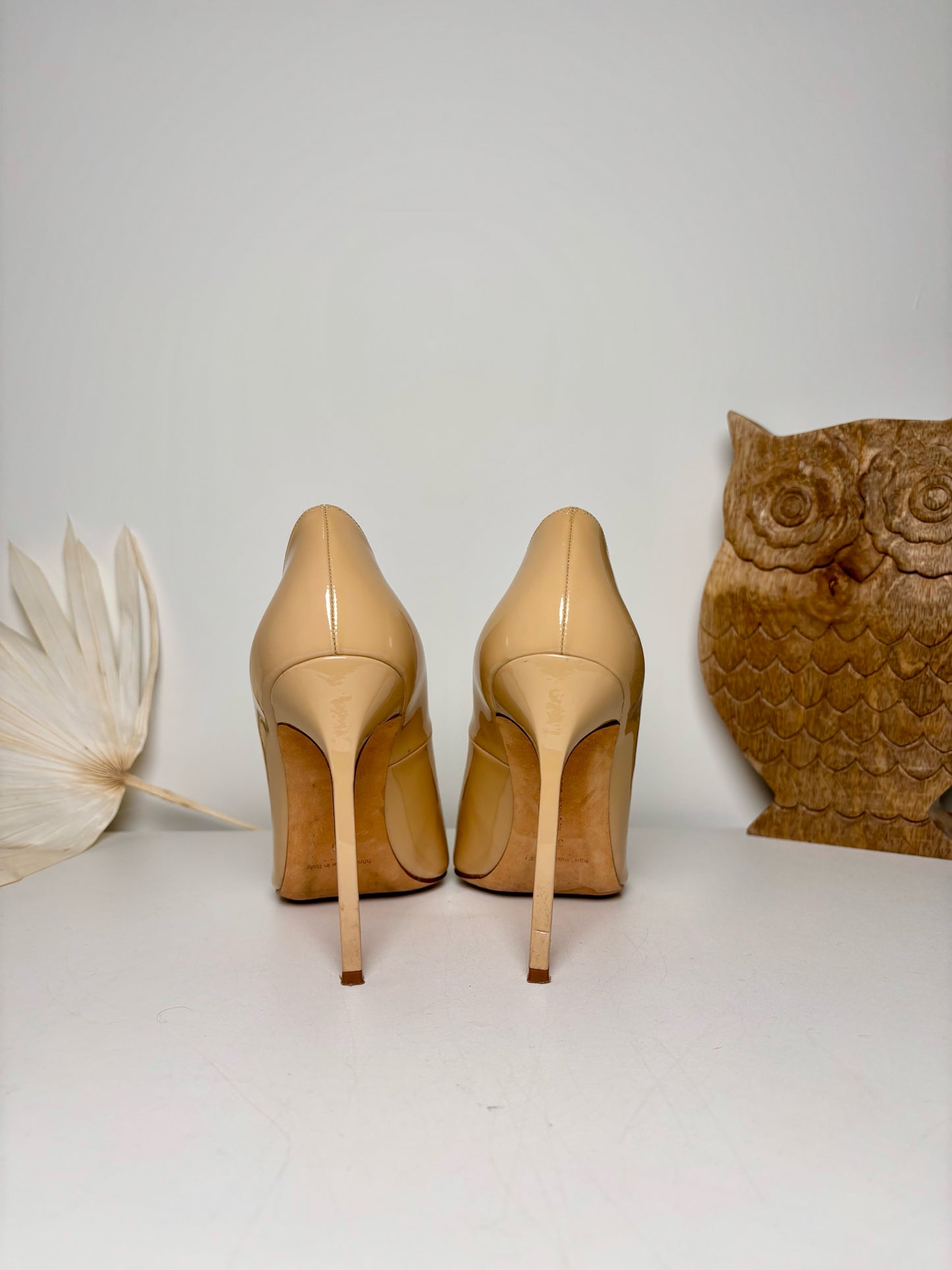 W Shoe Size 38 (7.5) Manolo Blahnik Tan Leather Patent Heels