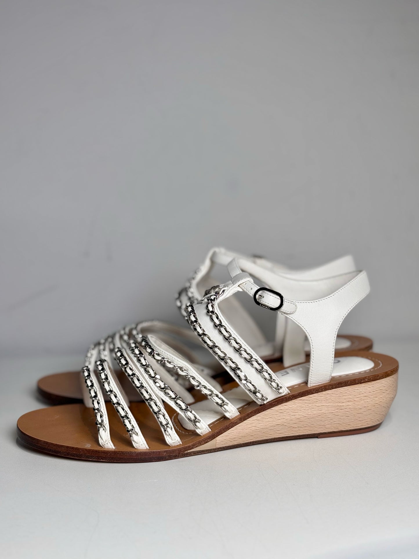 Chanel Women Shoe Sz 41 White Lambskin Leather Chain Detail Pre-owned Sandal