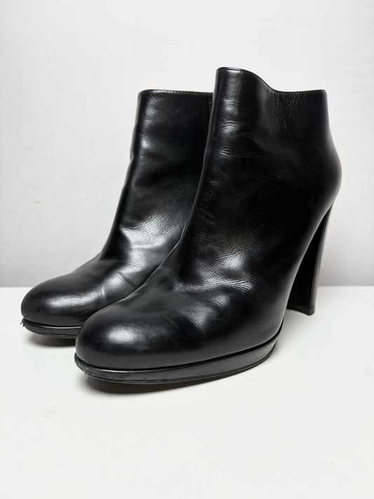 Women's Shoe Size 7 Stuart Weitzman Black Leather Pre-Owned Ankle Bootie Heels