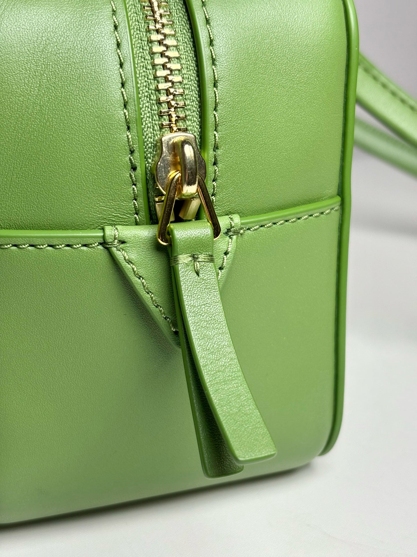 Veronica Beard Boxy Shoulder Leather Pre-owned, NWOT Lemongrass Green Bag