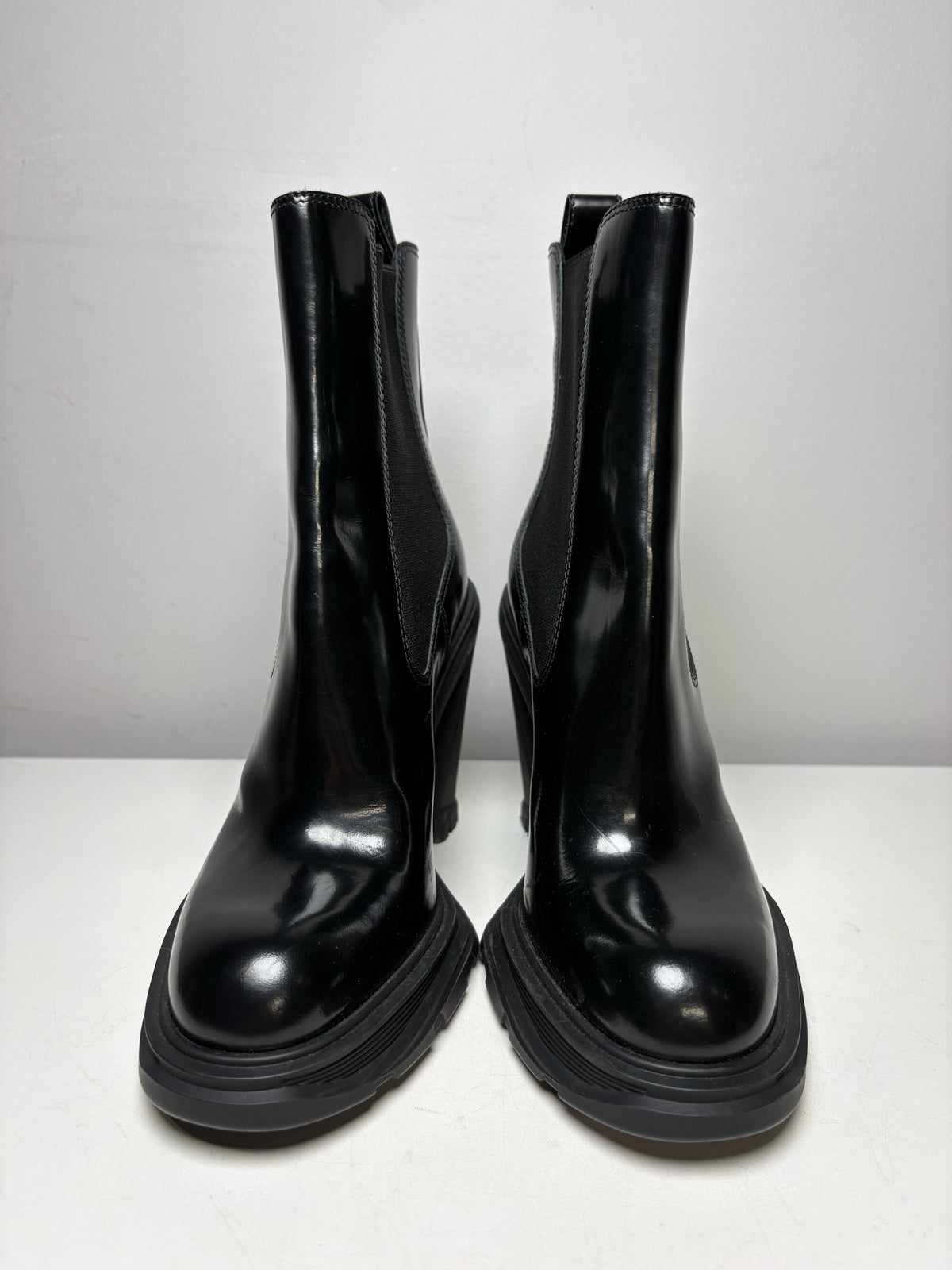 Women's Size 38 Alexander McQueen Tread Heeled Chelsea Black Calfskin Leather NWOT Pre-Owned Boots
