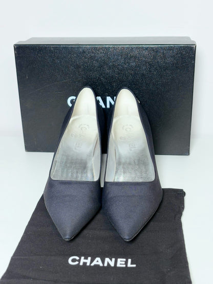 W Shoe Size 39 (8 - 8.5) Chanel Black Crepe Silk Pumps