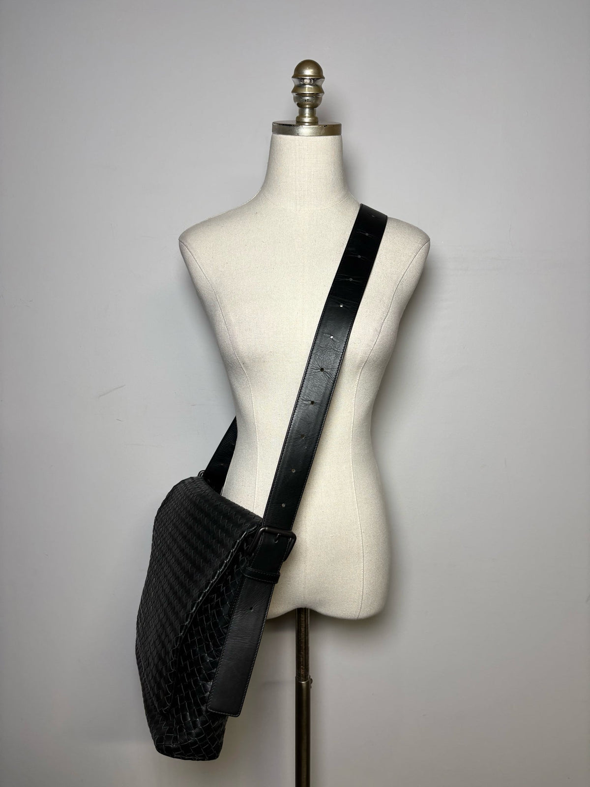 Bottega Veneta Woven Leather Pre-owned Black Calfskin Messenger