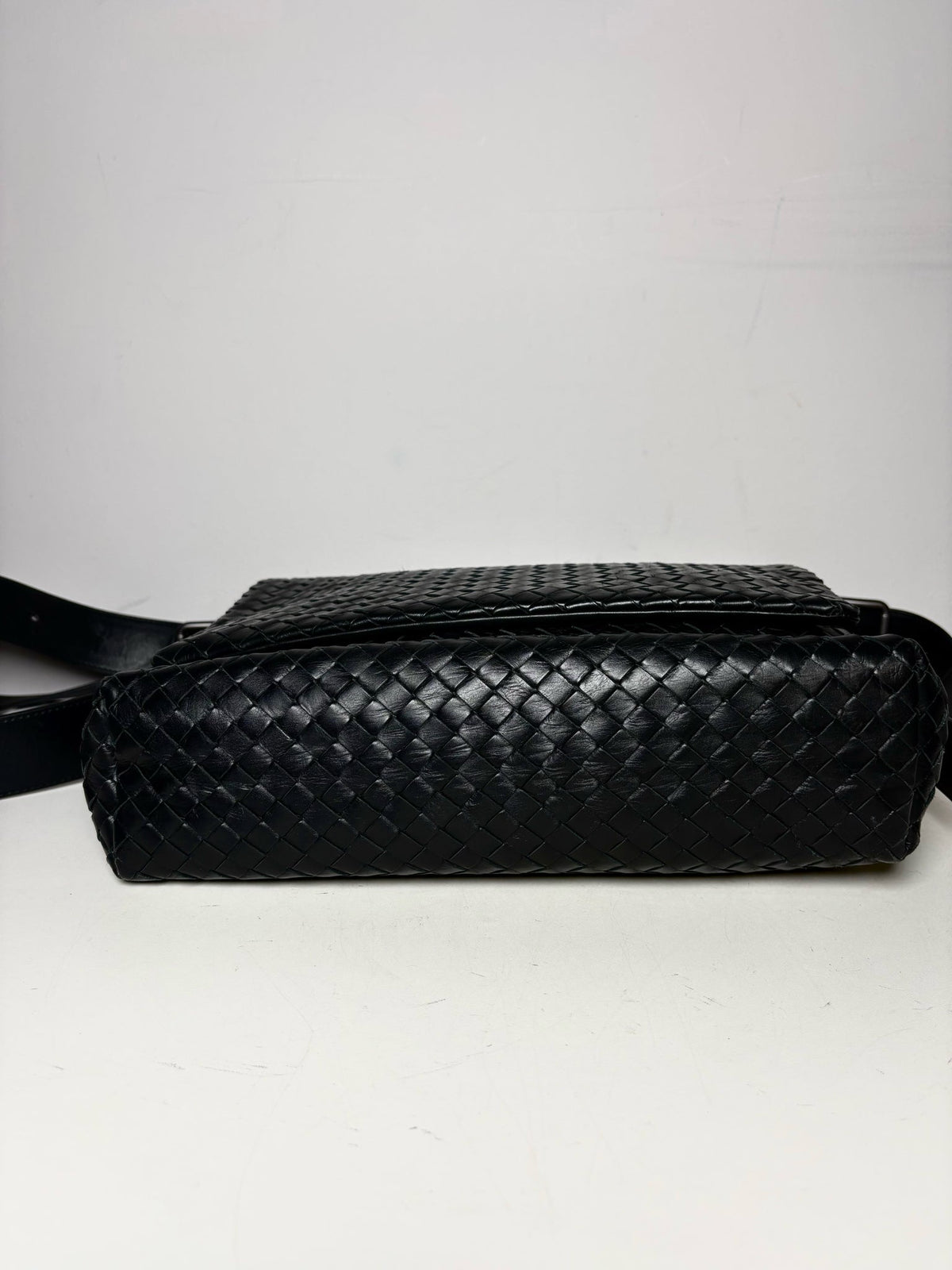 Bottega Veneta Woven Leather Pre-owned Black Calfskin Messenger