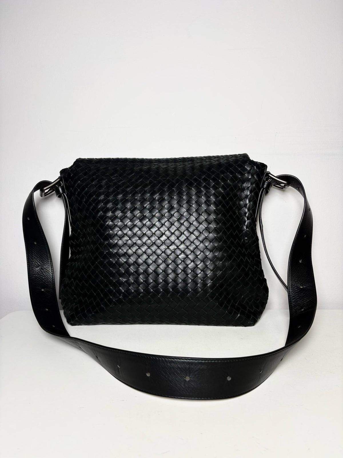 Bottega Veneta Woven Leather Pre-owned Black Calfskin Messenger