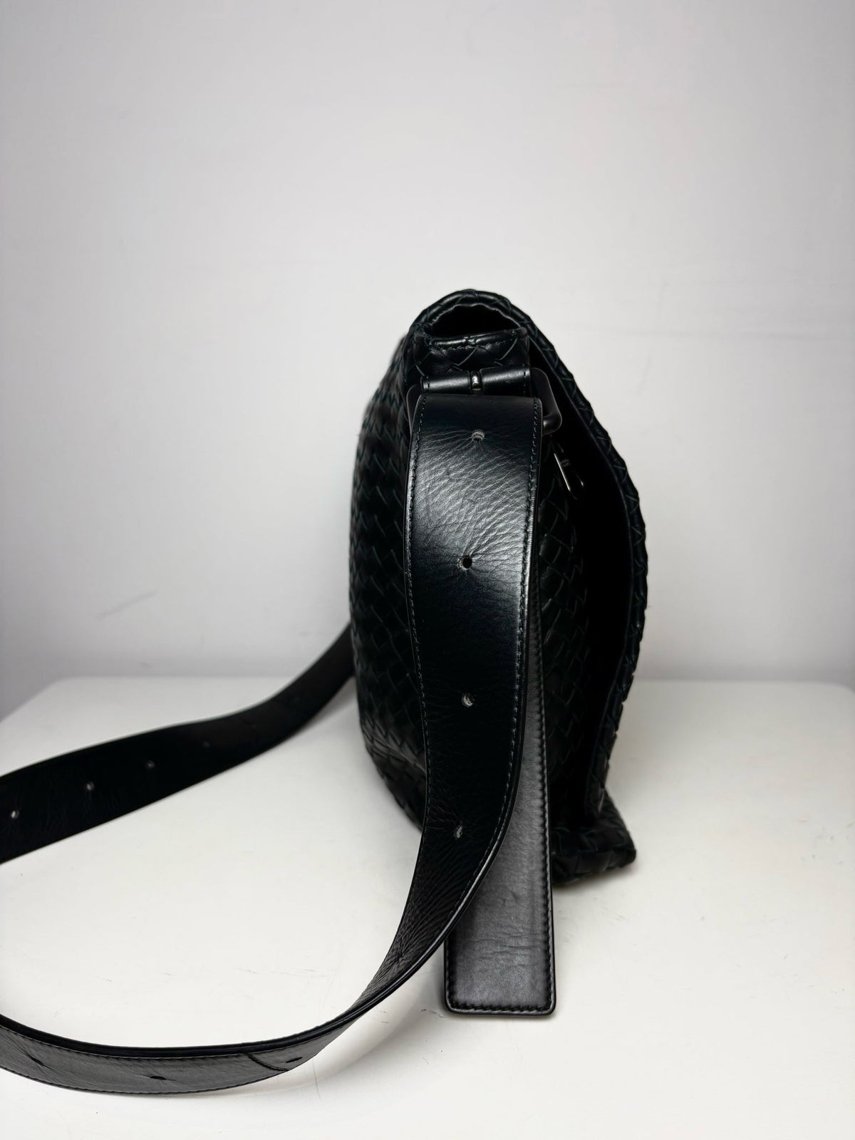 Bottega Veneta Woven Leather Pre-owned Black Calfskin Messenger