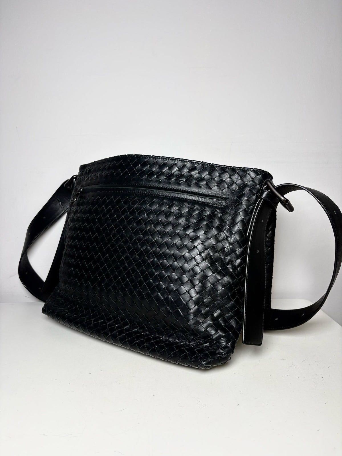 Bottega Veneta Woven Leather Pre-owned Black Calfskin Messenger