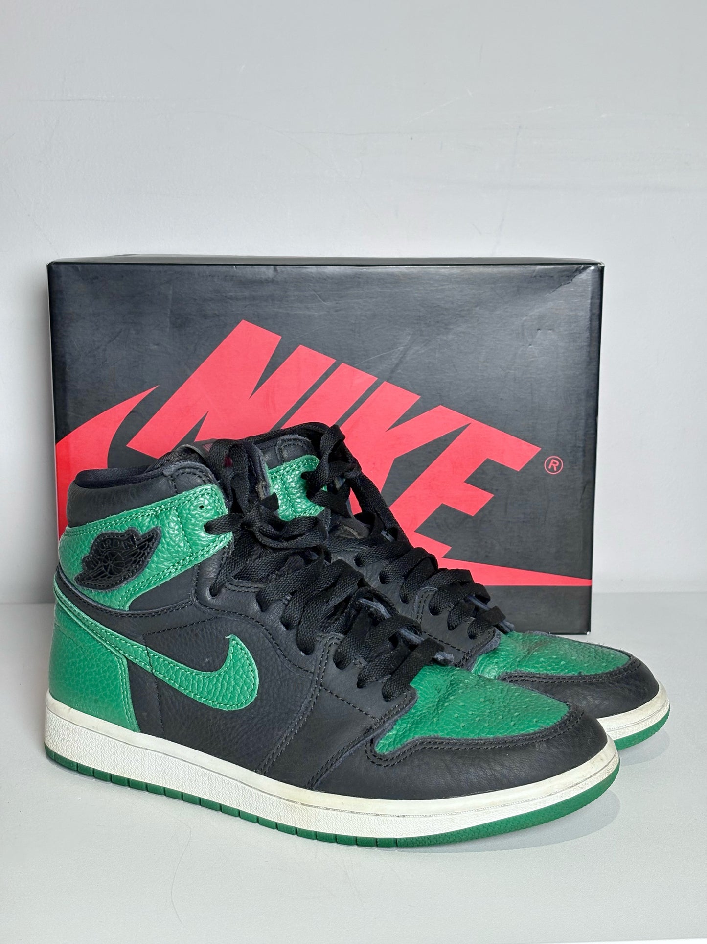 W Shoe Size 8 Nike Pine Green, Black Leather Women's Pre-owned Sneakers