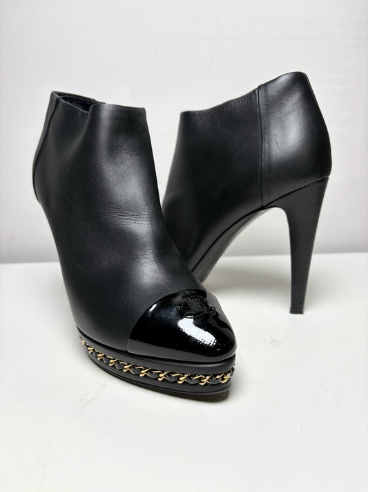 Women's Shoe Size 37.5 (US 7.5) Chanel Black Leather Pre-Owned Chain Platform Boots
