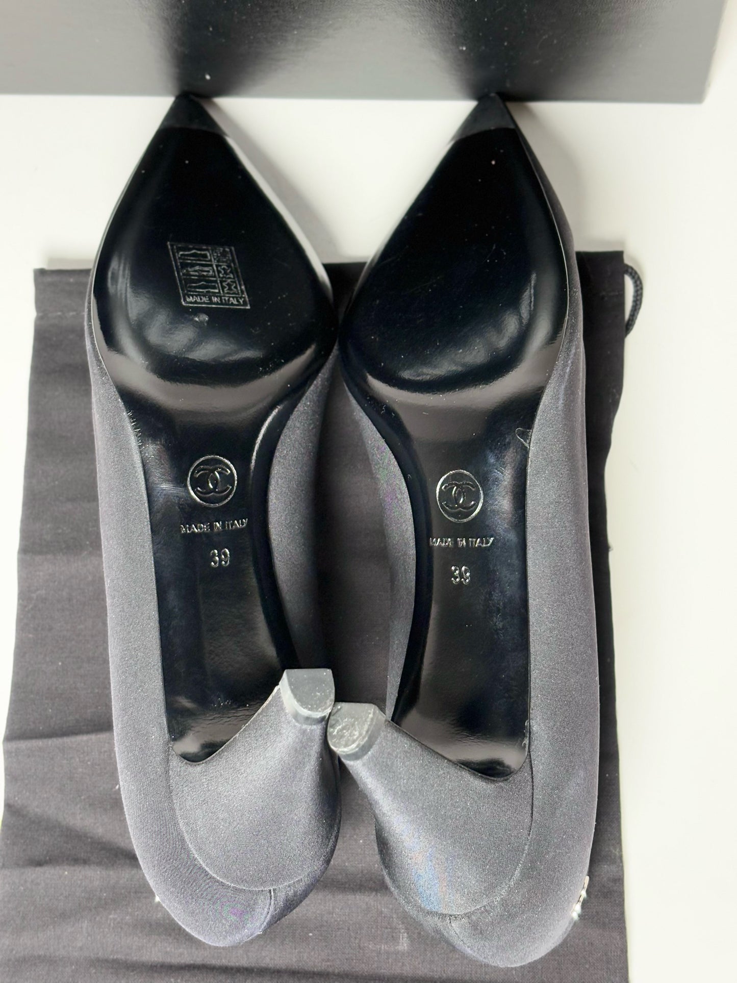 W Shoe Size 39 (8 - 8.5) Chanel Black Crepe Silk Pumps
