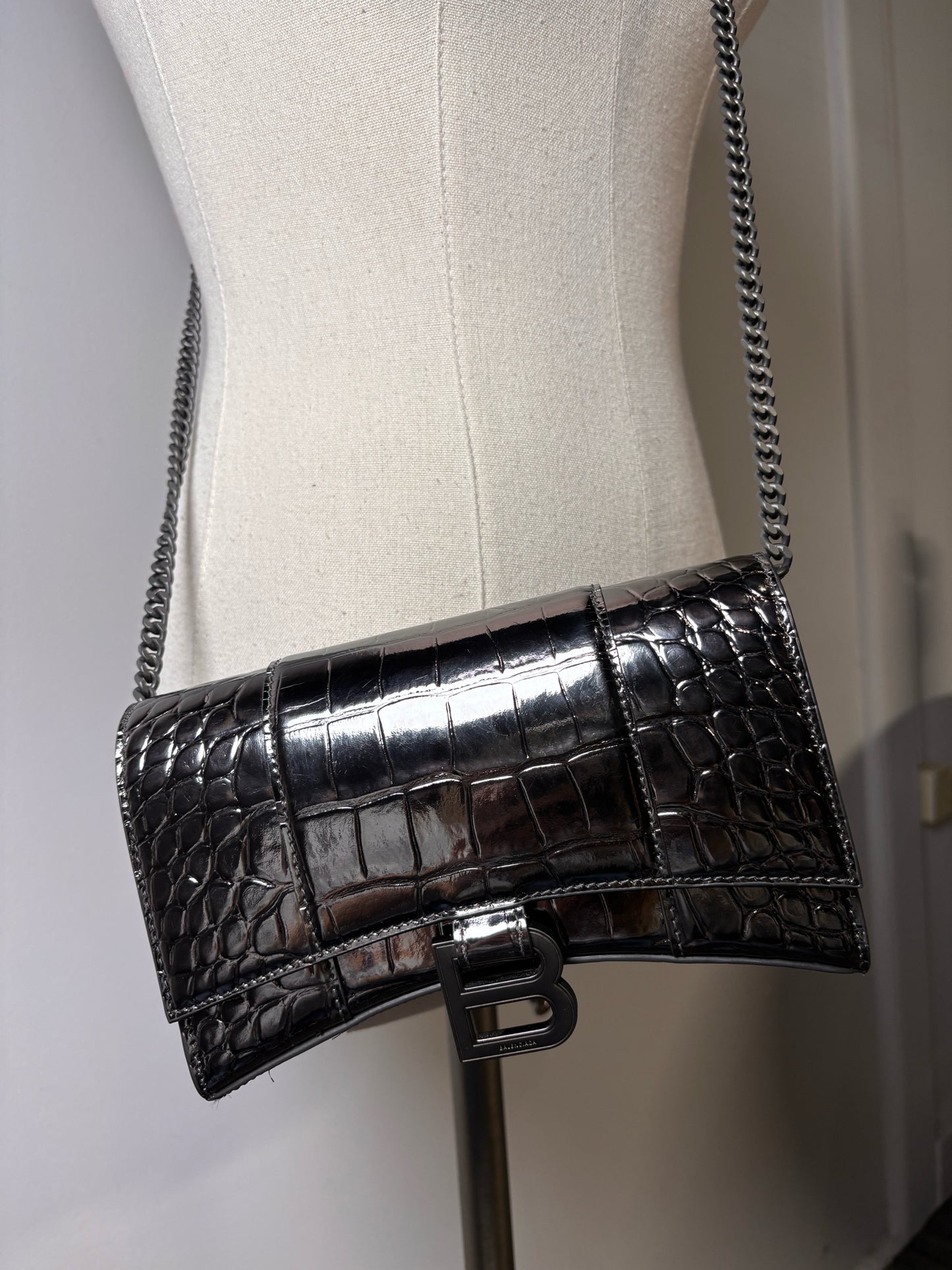 Balenciaga Gunmetal Hourglass Wallet on Chain NWOT Pre-owned