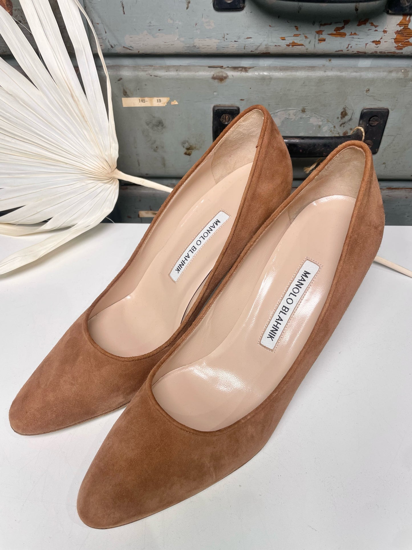W Shoe Size 39 (8.5 US) Manolo Blahnik Brown Suede Heels