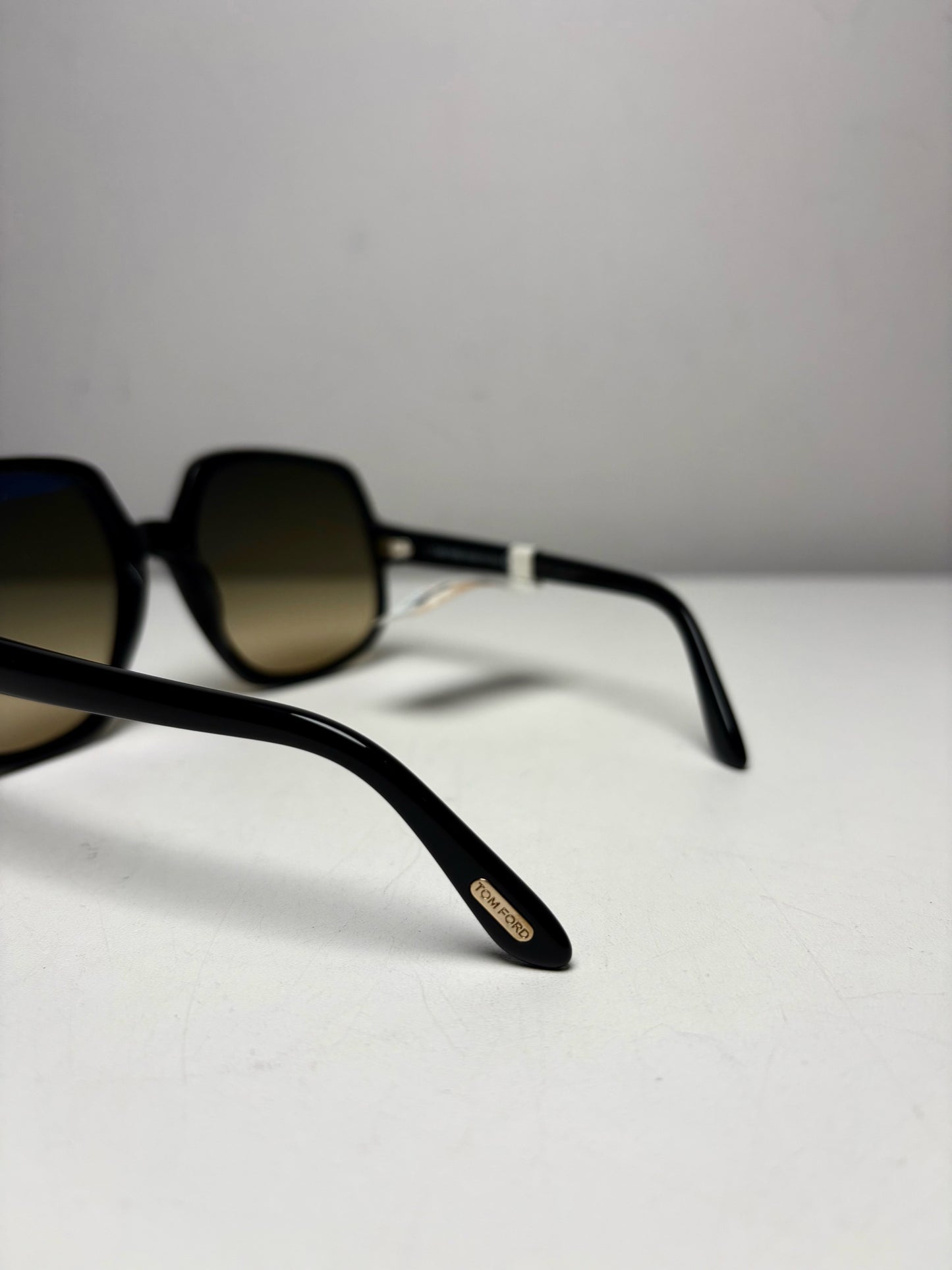 Tom Ford Women's NWT, Pre-owned Black Acetate Sunglasses