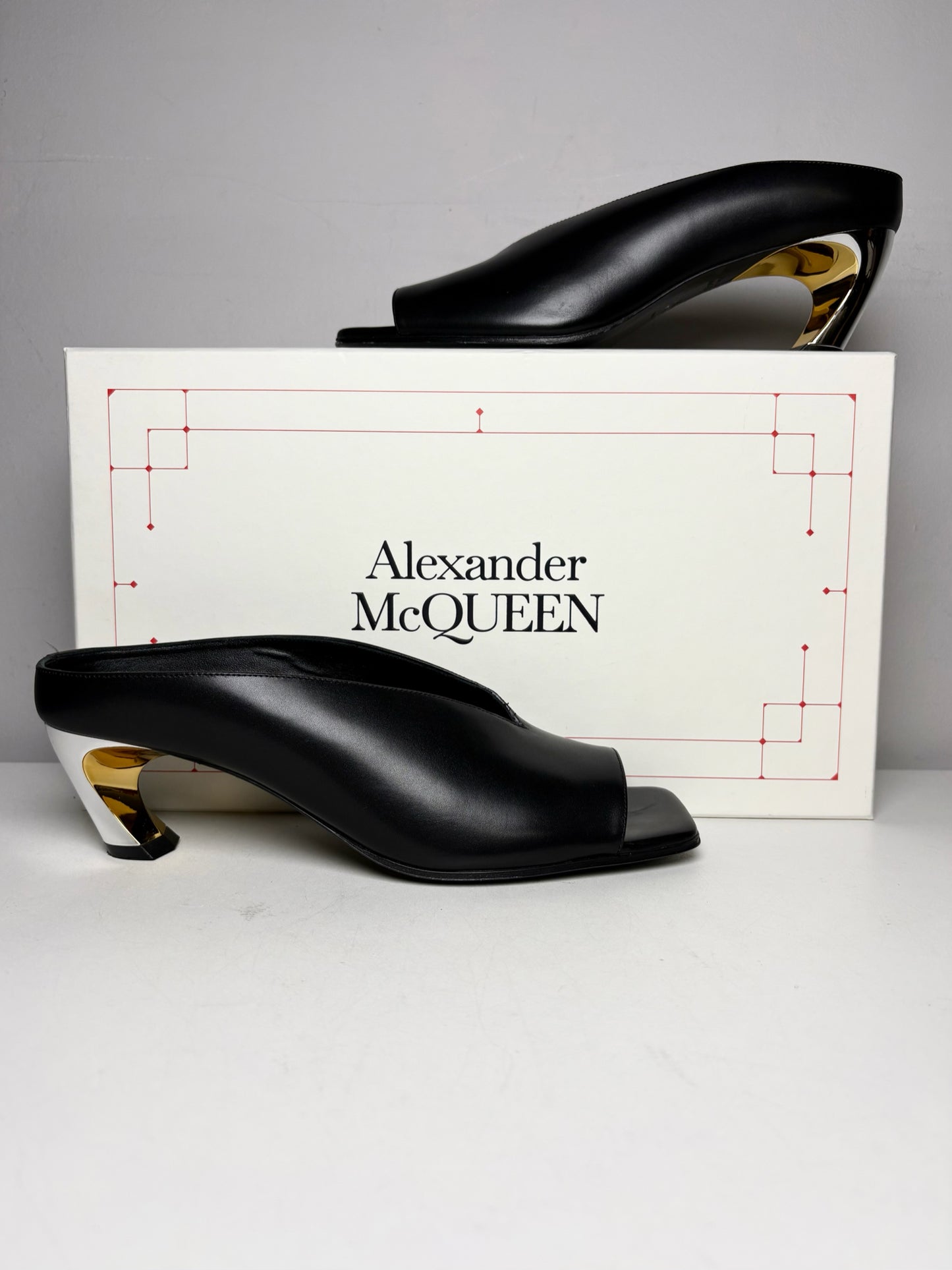 Women's Shoe Size 39 Alexander McQueen Armadillo 55 Black Leather Pre-Owned Mule Kitten Heels