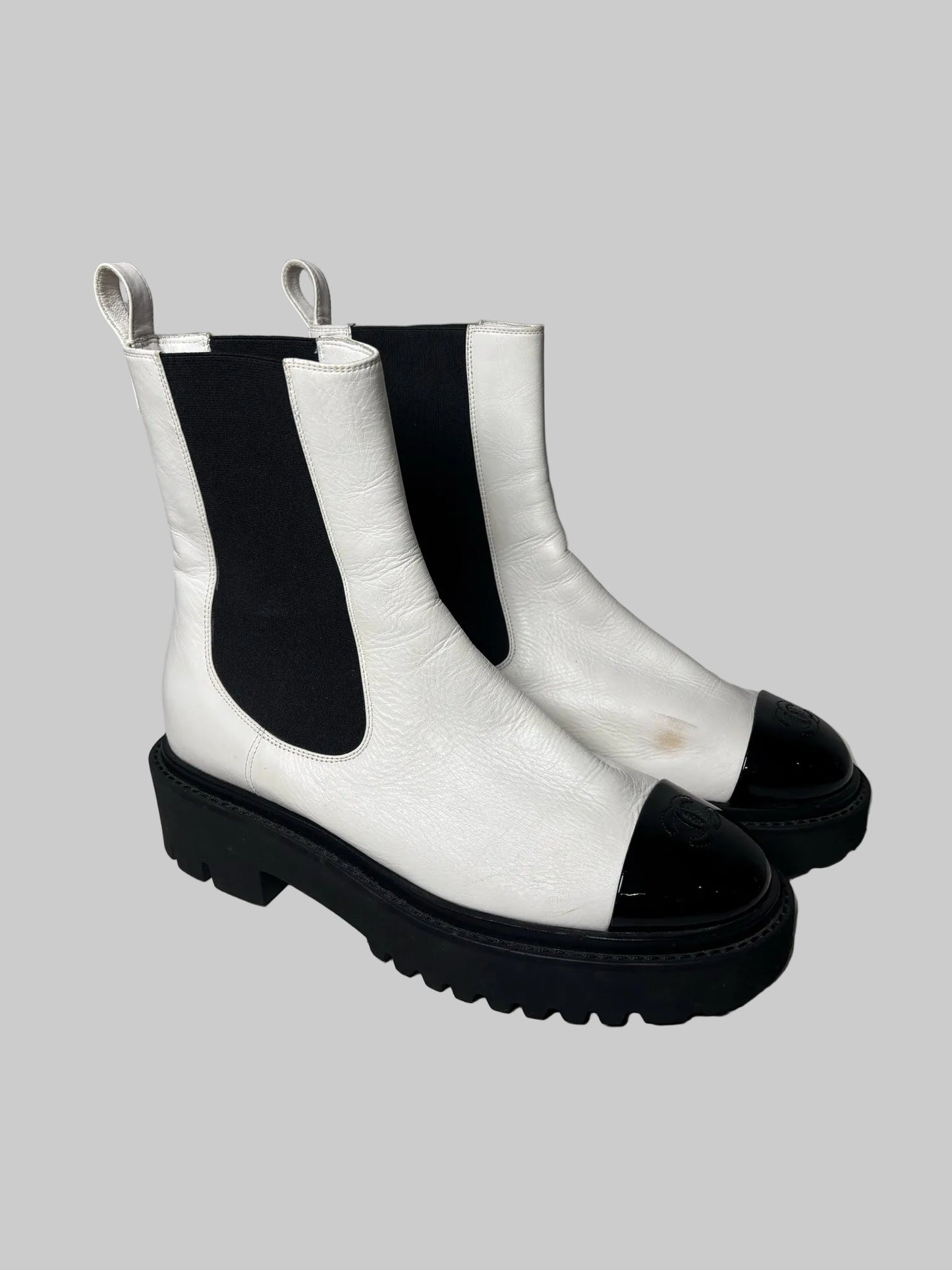 W Shoe Size 40 (10, US) Chanel White & Black Leather Calf Skin Boots