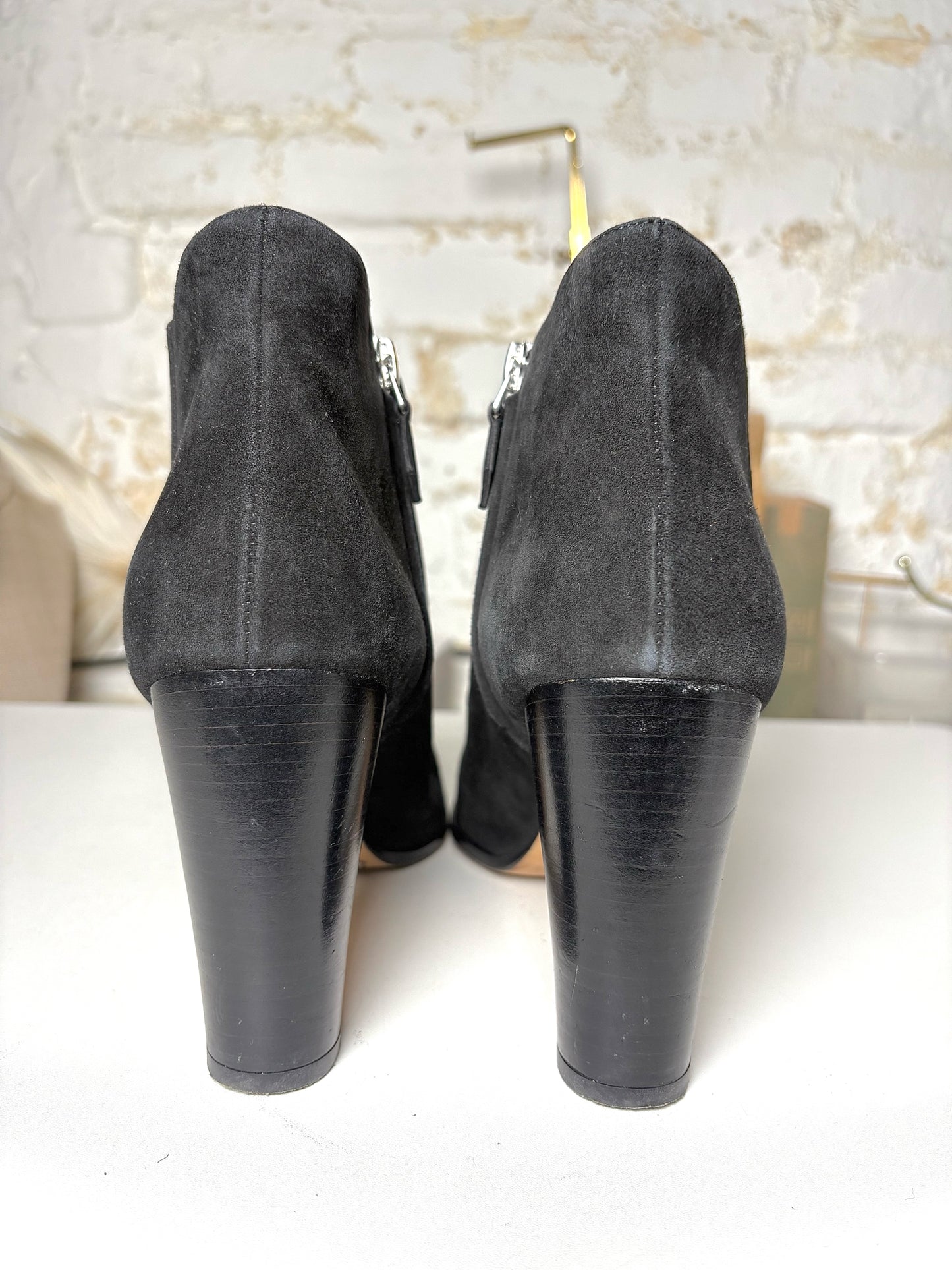 W Shoe Size 40 (10, US) Manolo Blahnik Black Suede Pre-owned Ankle Boots