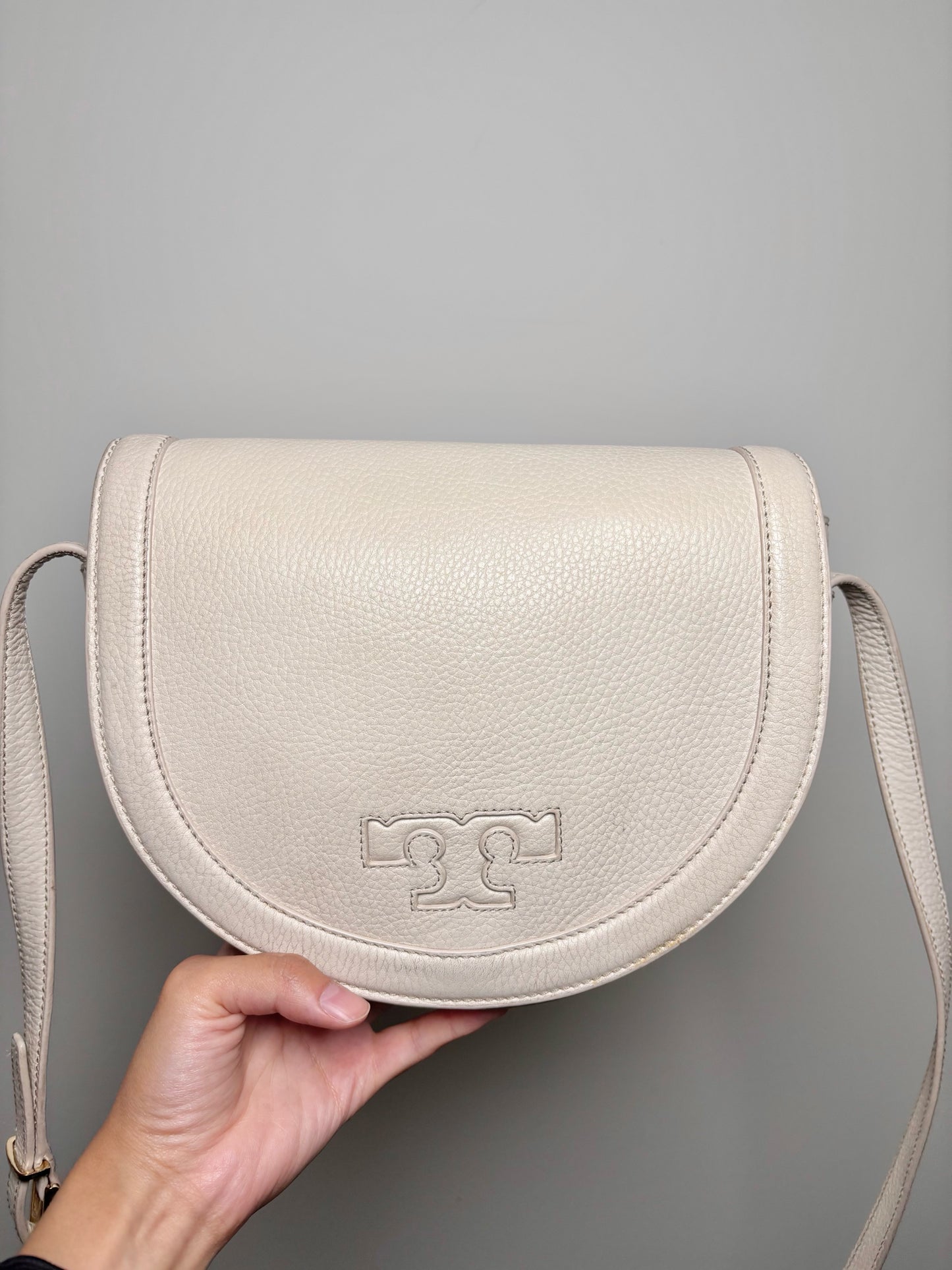 Tory Burch Solid Leather Cream Serif T Crossbody Saddlebag Purse