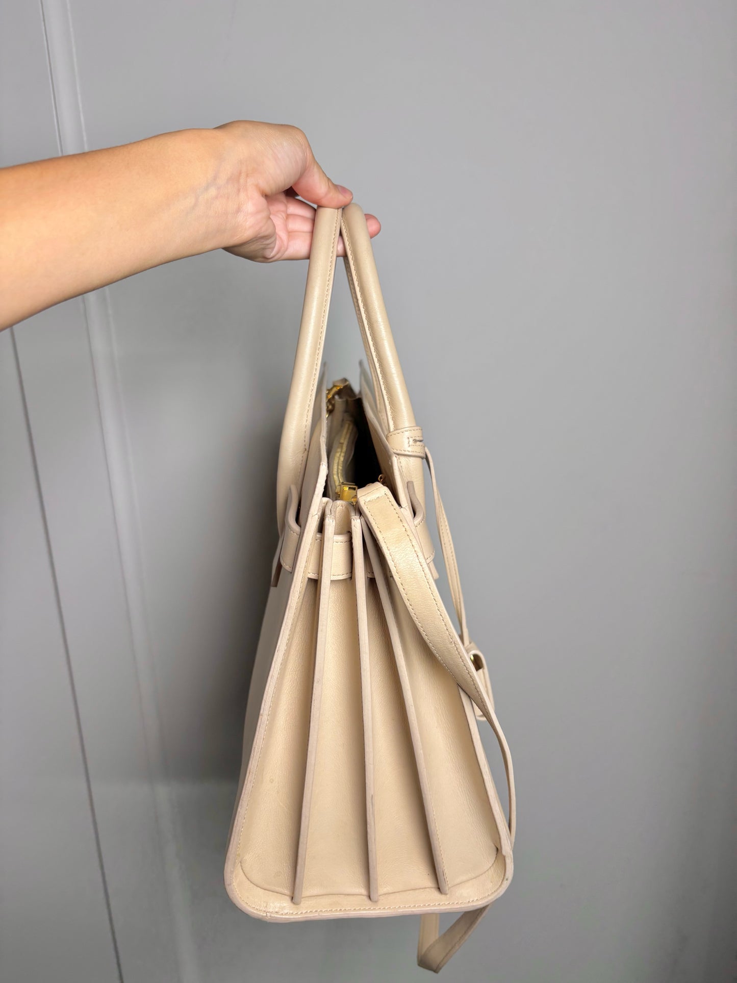 Leather "Sac De Jour" Saint Laurent Solid Cream Calfskin Medium Purse