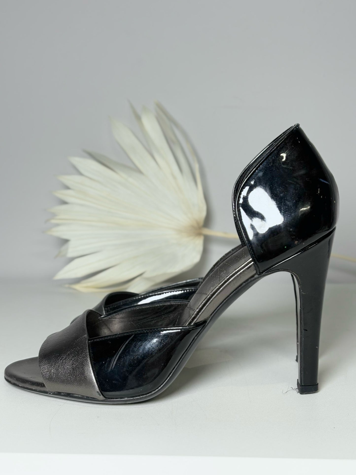 W Shoe Size 8 Gucci Black & Pewter Patent Leather Heels