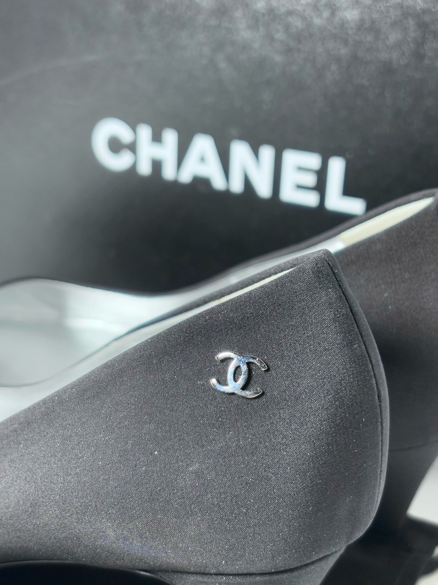 W Shoe Size 39 (8 - 8.5) Chanel Black Crepe Silk Pumps