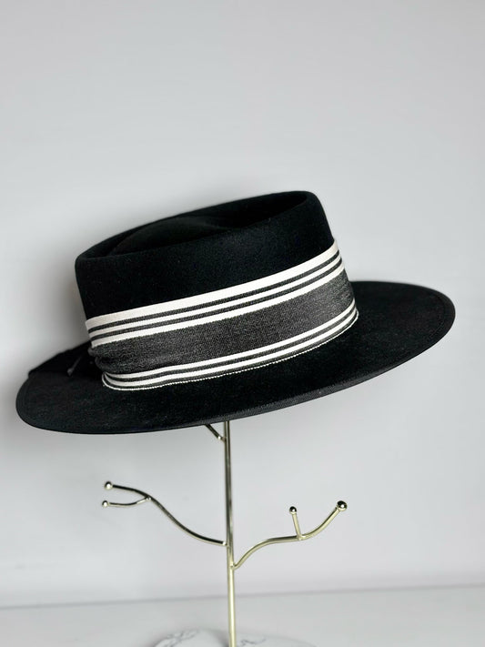 Chapeau d' O 100% Wool French Script Pour Les Femmes Rare, Vintage Pre-owned Black Hat