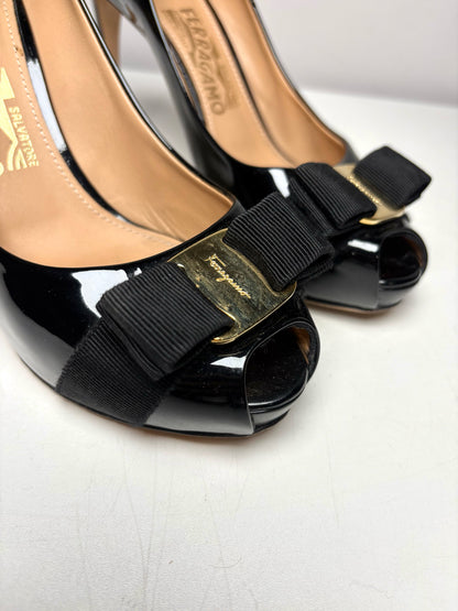 Women's Shoe Size 7 Salvatore Ferragamo Vara Black Patent Leather Pre-Owned Peep Toe Bow Pumps