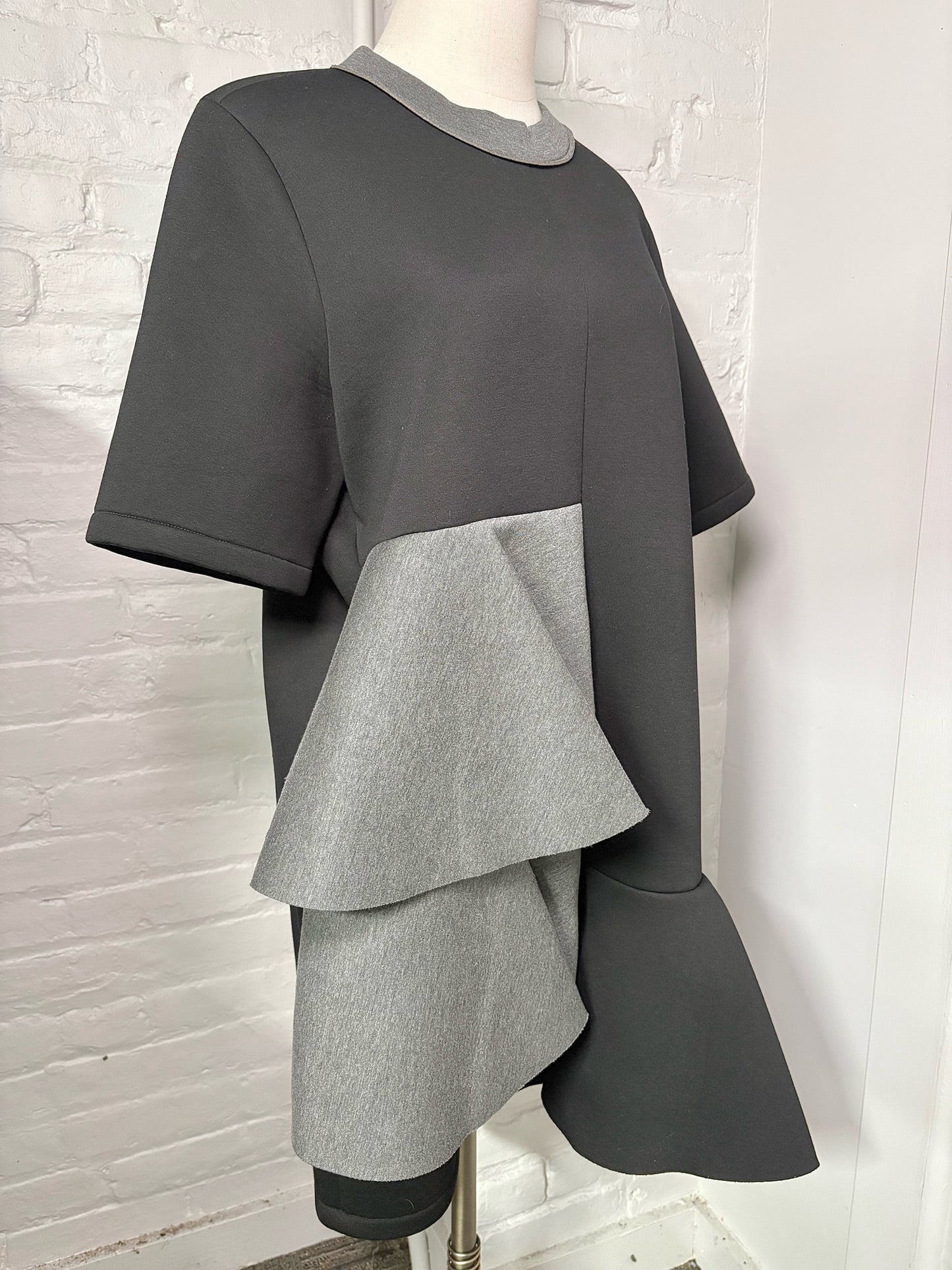 Women Size 44 (8 US) Marni Black w/Gray Ruffle Scuba Shift Dress