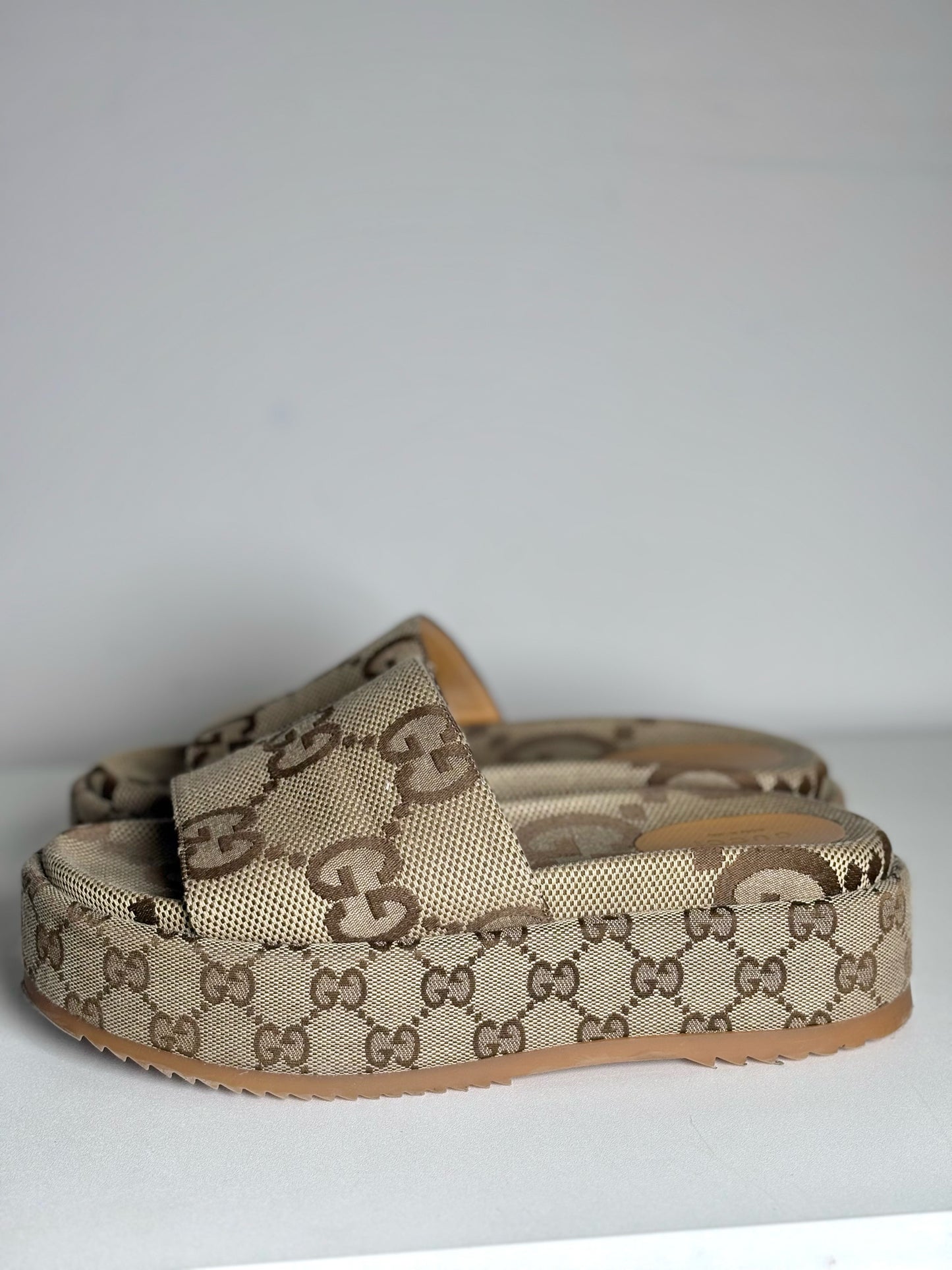W Size 38.5 (8.5) Gucci Tan Canvas Platform Monogram Pre-owned Slide Sandal