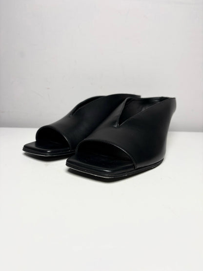 Women's Shoe Size 39 Alexander McQueen Armadillo 55 Black Leather Pre-Owned Mule Kitten Heels