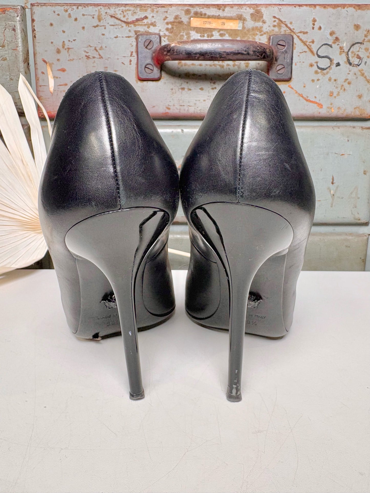 W Shoe Size 38.5 (7.5 US) Versace Black Leather Medusa Head Heels