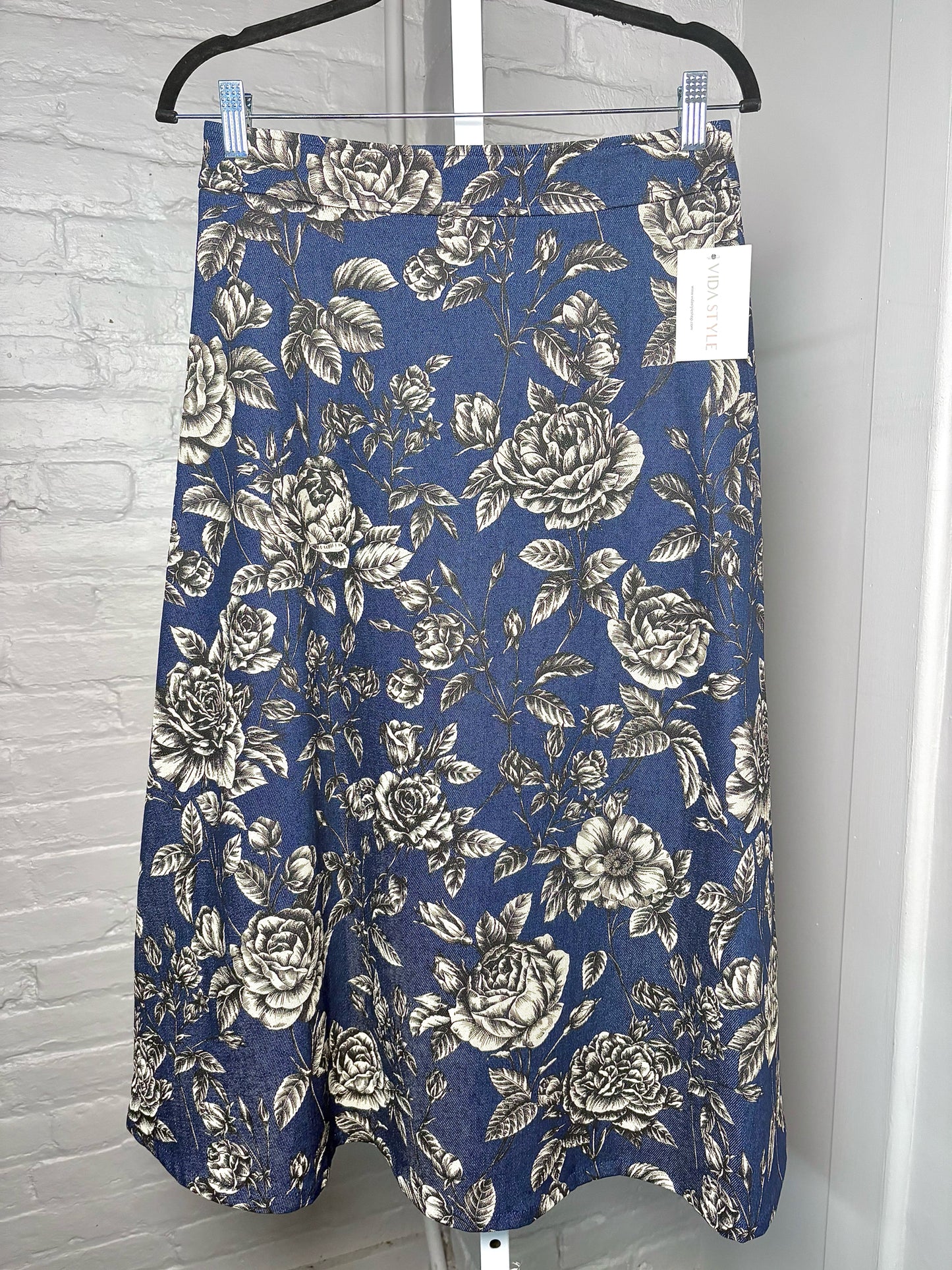 Women Size M Oscar de la Renta Blue Rose Print Pre-owned Midi Denim Skirt