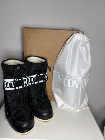 W Shoe Size 7 Moon Boot Black & White Nylon Boots