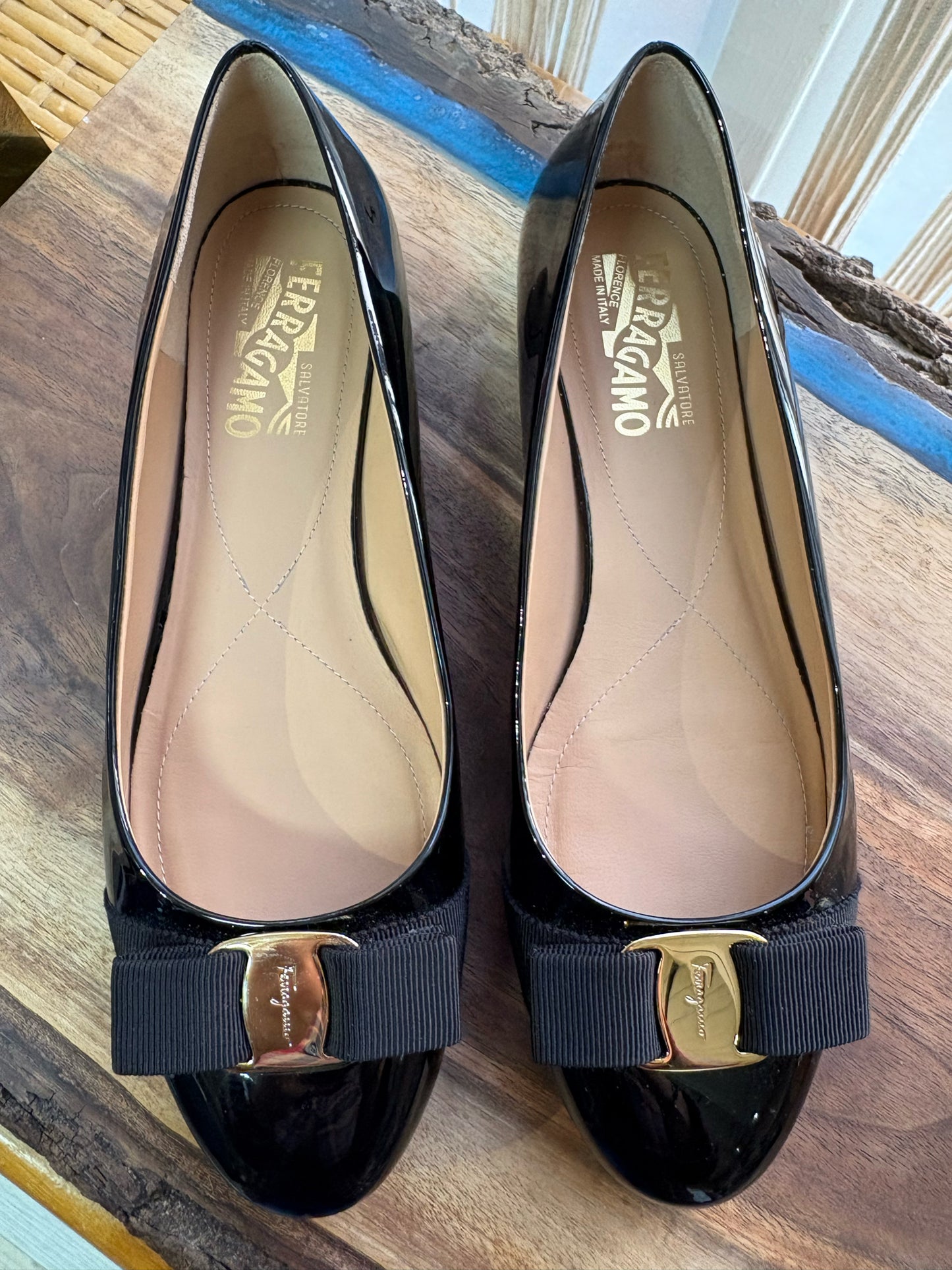 W Shoe Size 8.5 Salvatore Ferragamo Vara Black Patent Leather Bow Pumps