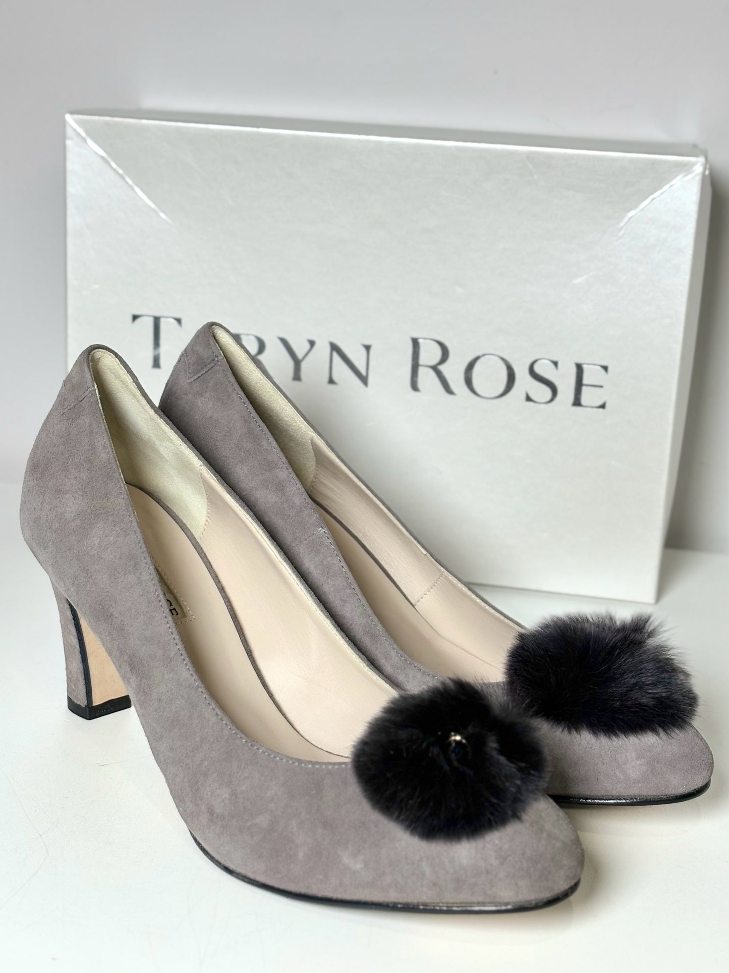 W Shoe Size 39.5 (8.5/9 US) Taryn Rose Dark Gray Suede Fur Trim Pump