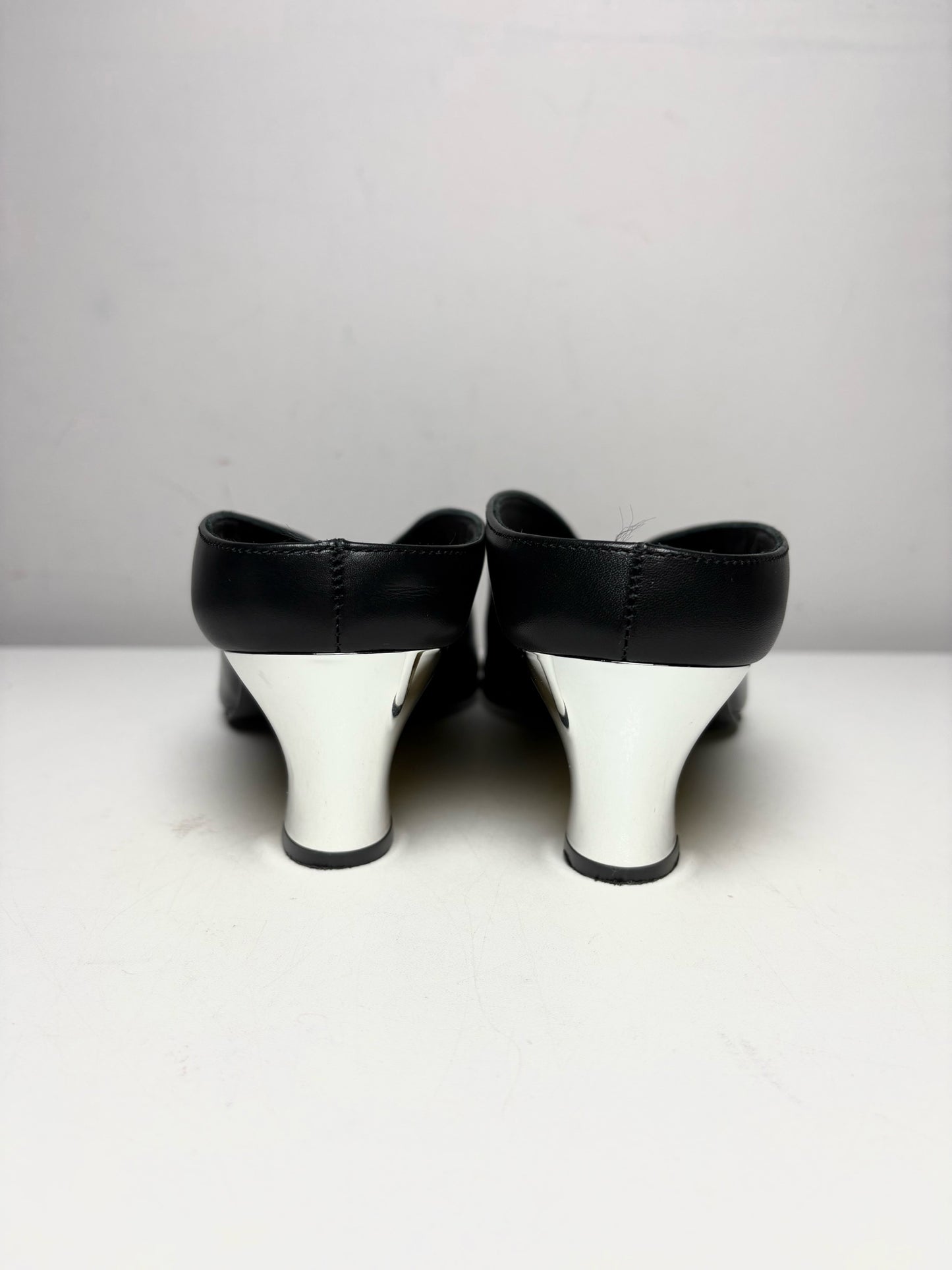 Women's Shoe Size 39 Alexander McQueen Armadillo 55 Black Leather Pre-Owned Mule Kitten Heels