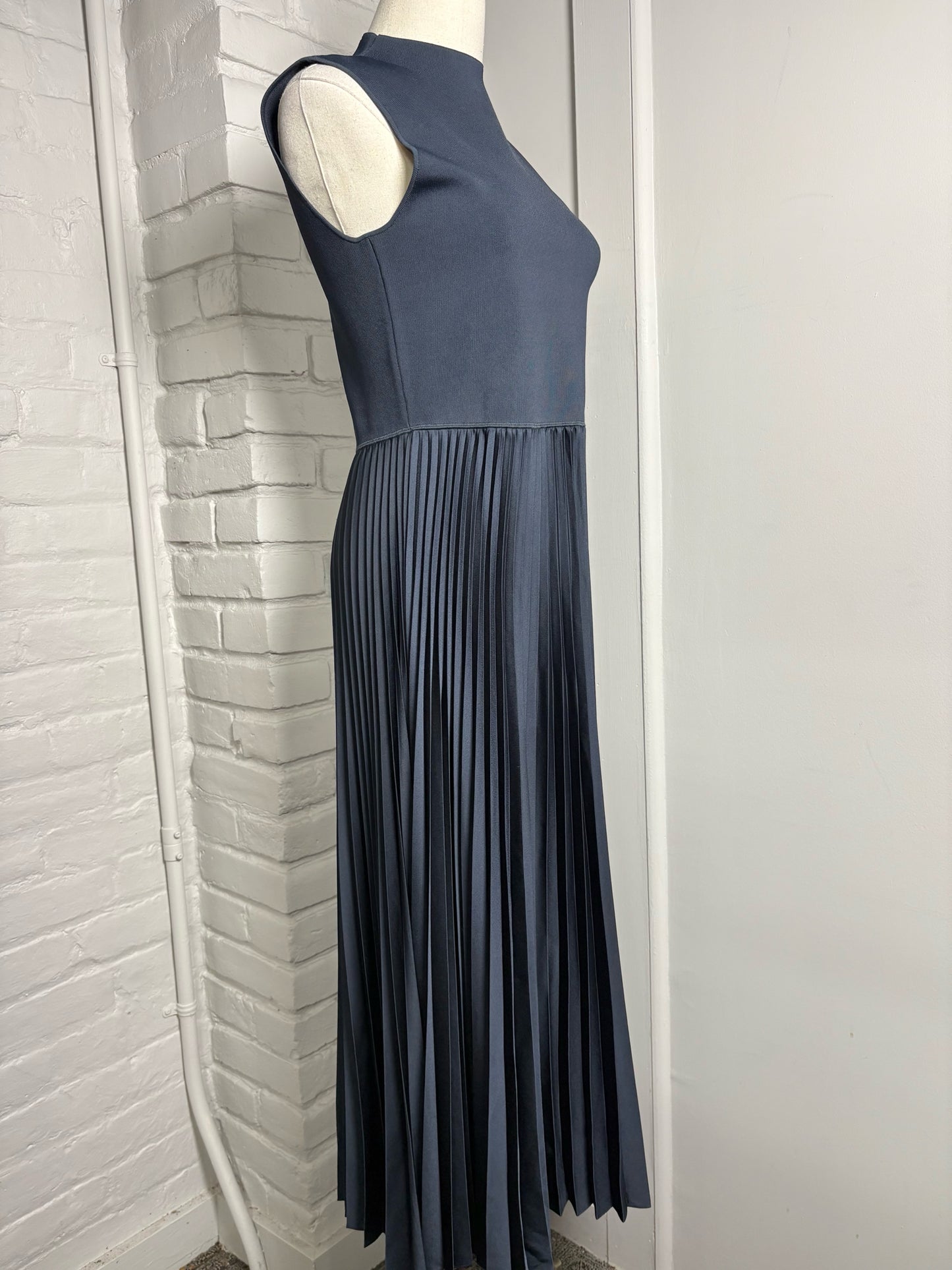 Women Size M Theory Navy Solid Dress