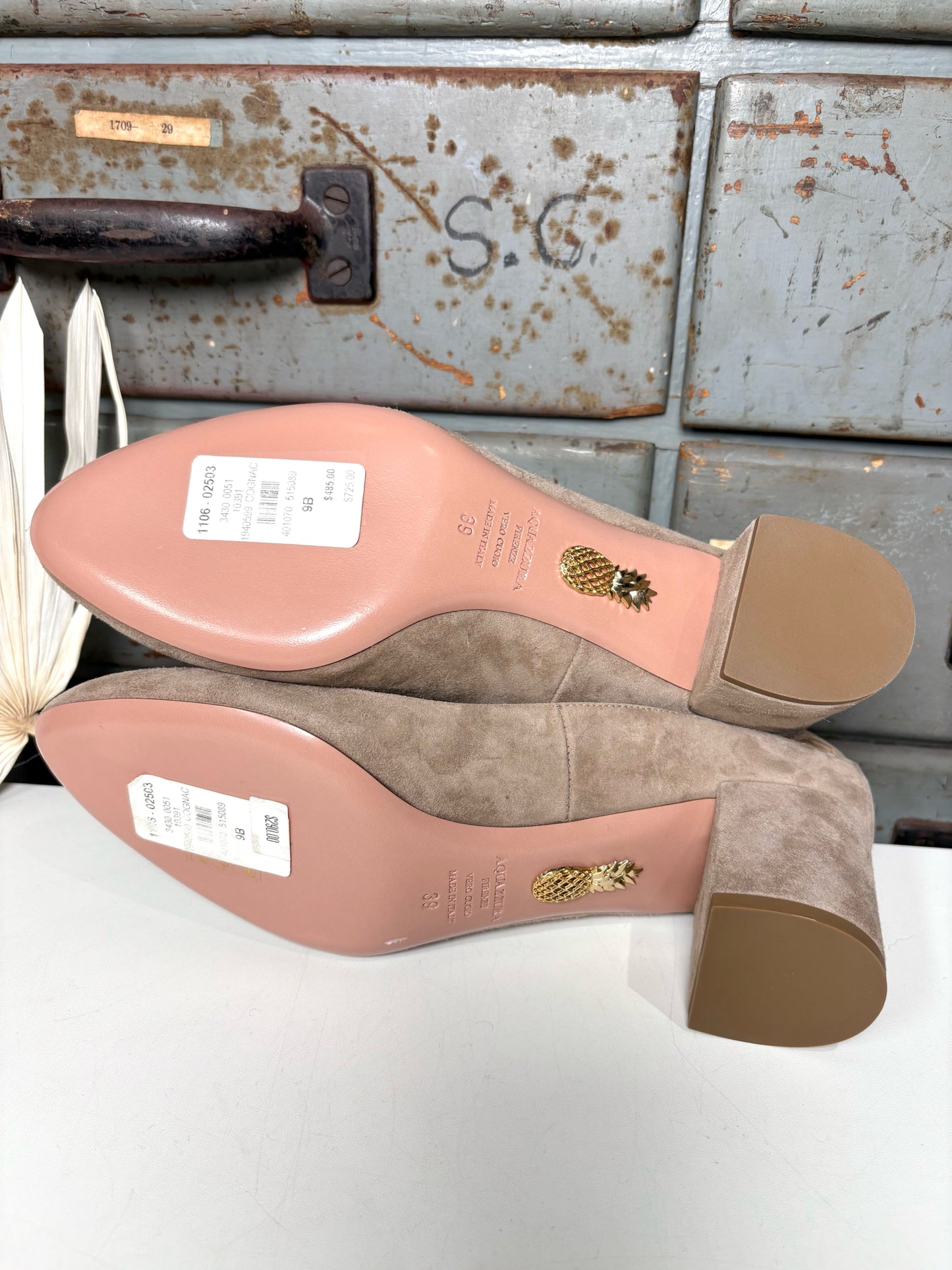 W Shoe Size 39 (8.5 US) Aquazzura Taupe Suede French Flirt Pump