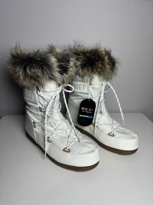 W Shoe Size 7.5 Moon Boot White Faux Fur Shell Snow Boots