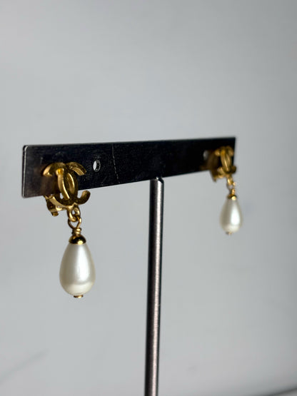 Chanel Vintage Pre-owned Faux Pearl Gold Earrings