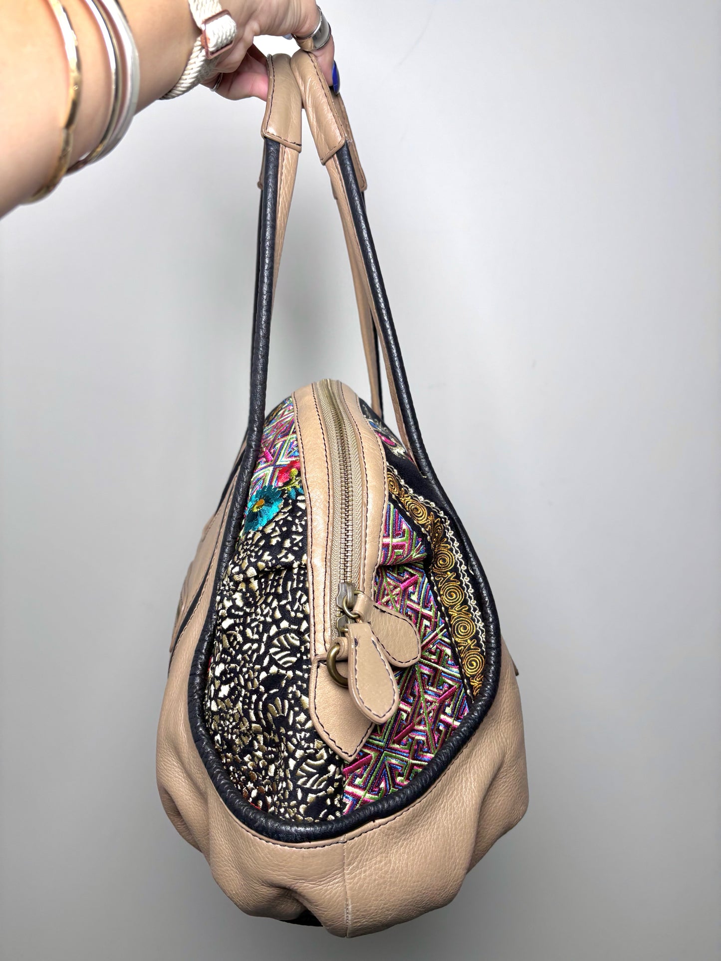 Leather Isabella Fiore Embroidered Pre-owned Multi-Color Medium Purse