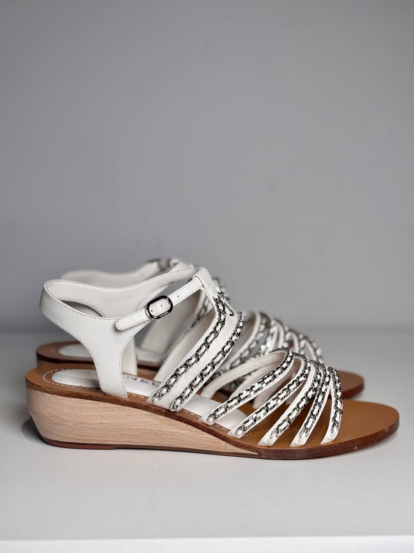 Chanel Women Shoe Sz 41 White Lambskin Leather Chain Detail Pre-owned Sandal