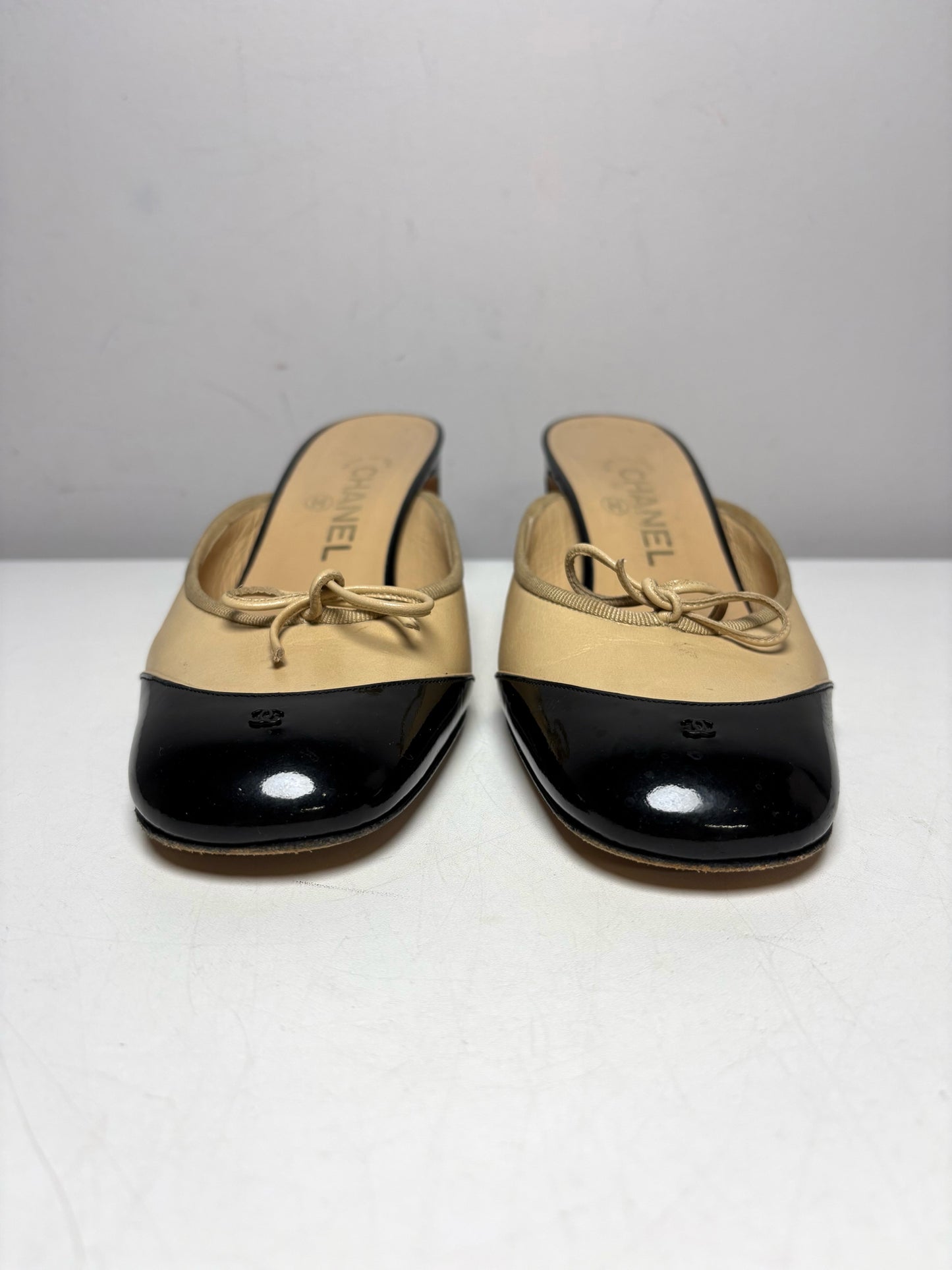 W Shoe Size 38.5 Chanel Tan Black Toe Combo Leather Vintage Mules