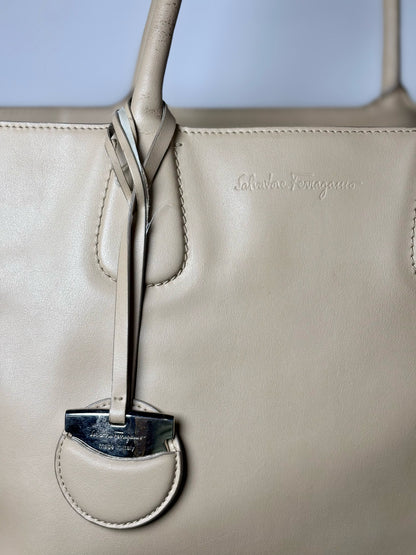 Women's Salvatore Ferragamo Solid Leather Pre-owned Beige Print Large Purse