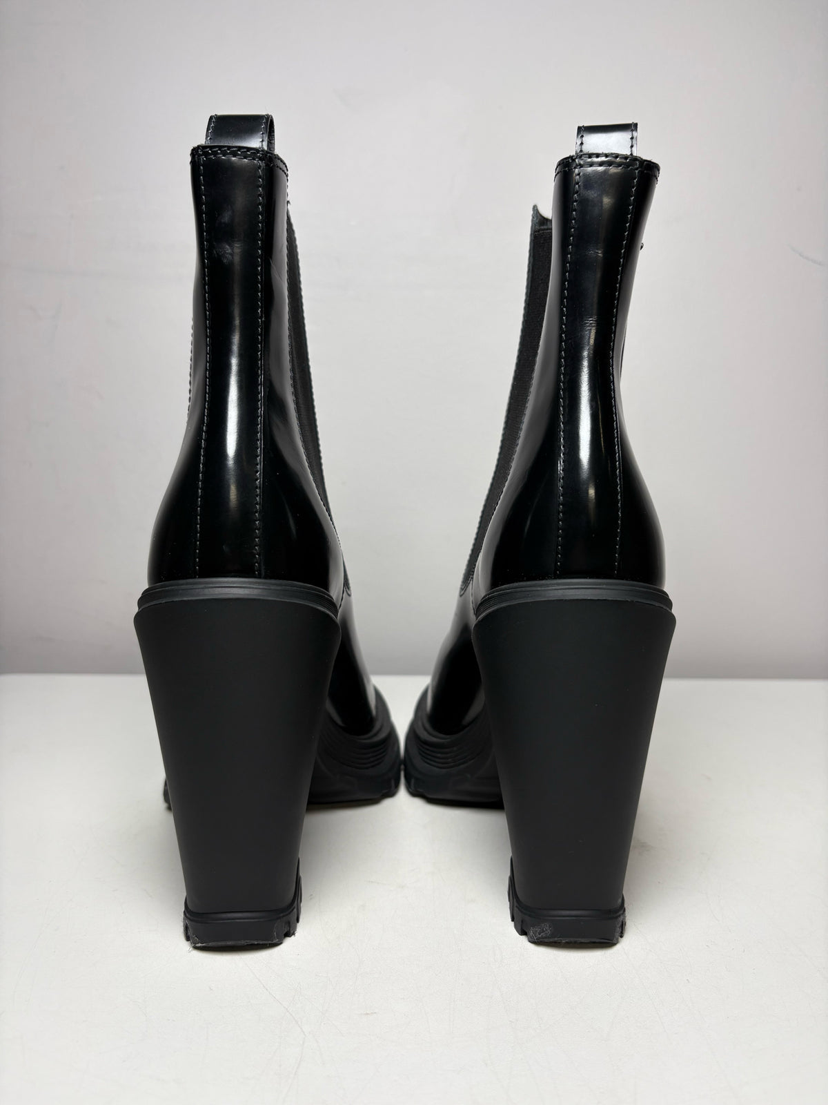 Women's Size 38 Alexander McQueen Tread Heeled Chelsea Black Calfskin Leather NWOT Pre-Owned Boots