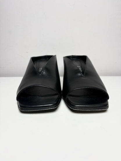Women's Shoe Size 39 Alexander McQueen Armadillo 55 Black Leather Pre-Owned Mule Kitten Heels