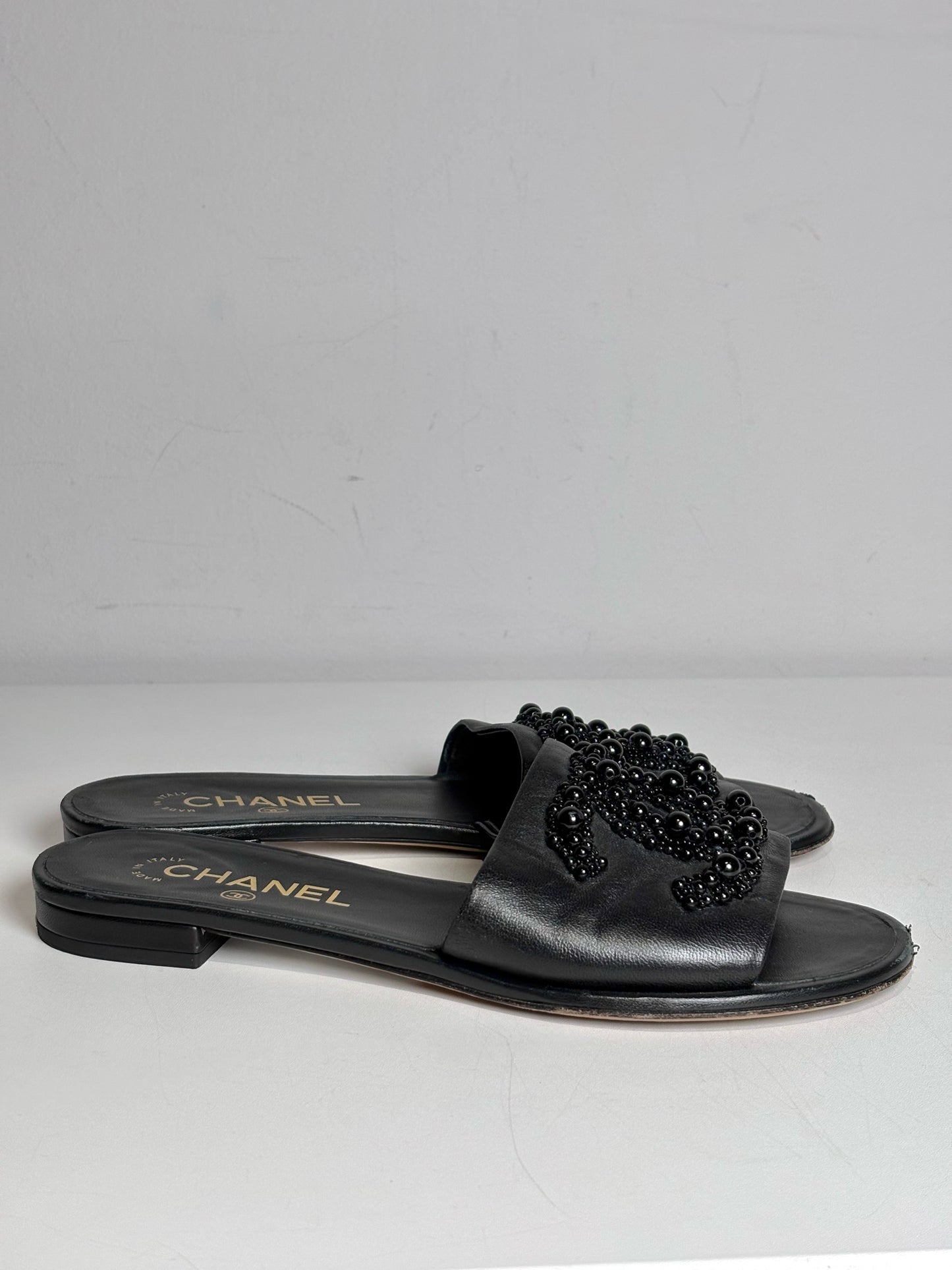 W Shoe Size 37.5 (7.5) Chanel Black Leather Women's Pre-owned Sandals