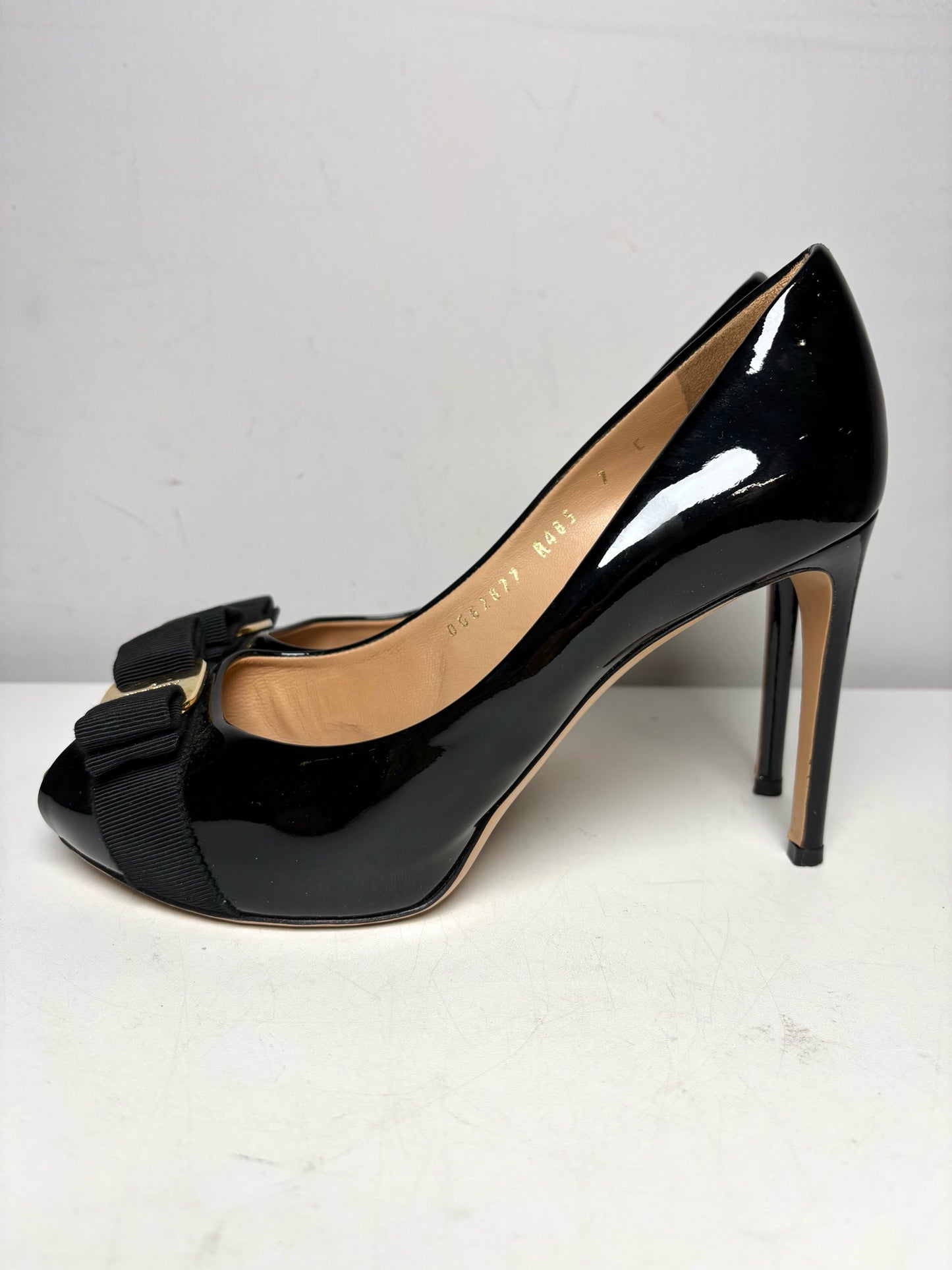 Women's Shoe Size 7 Salvatore Ferragamo Vara Black Patent Leather Pre-Owned Peep Toe Bow Pumps