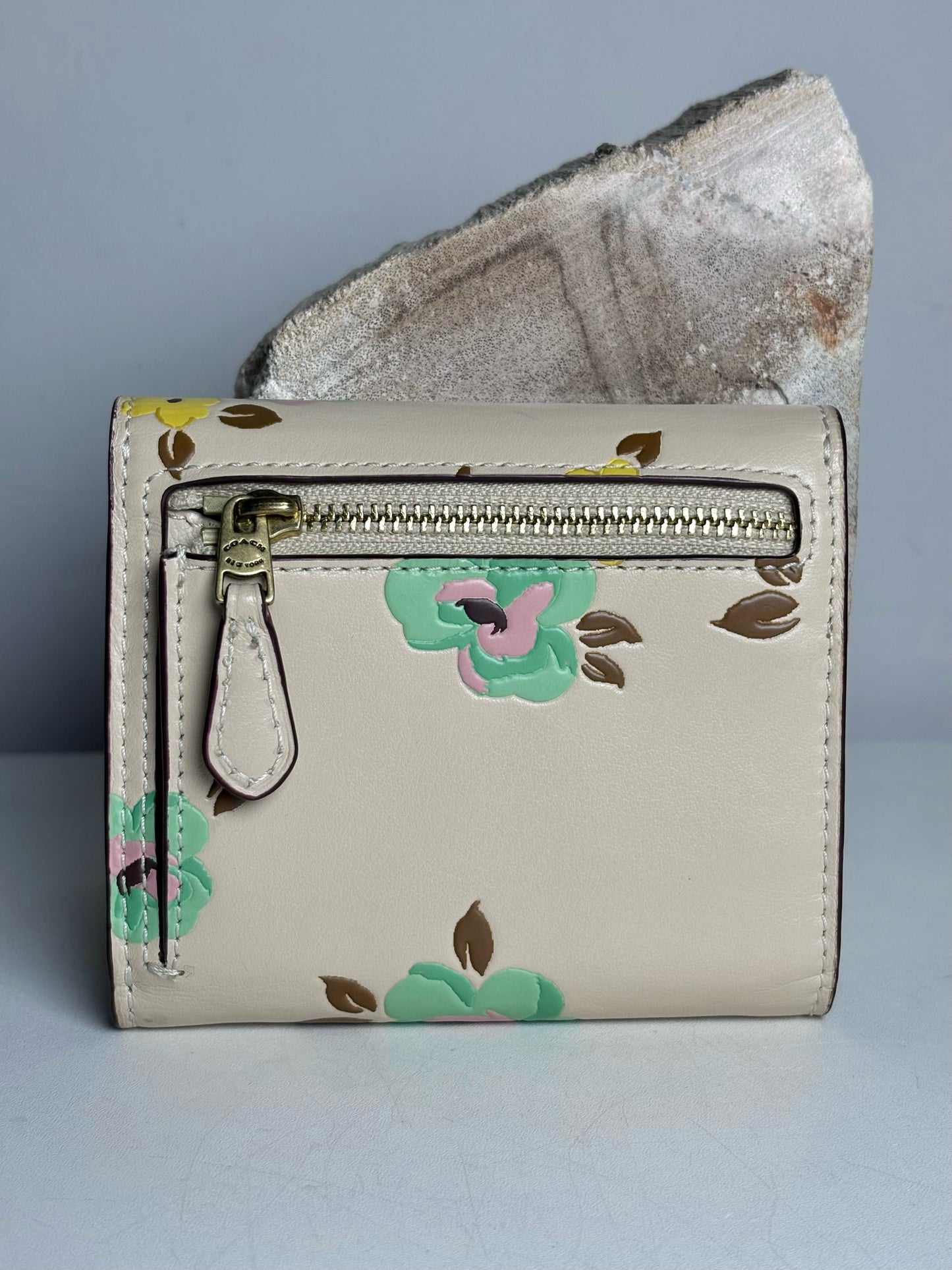 Coach Wyn Beige w/Green Floral Print Leather Pre-owned Beige Wallet