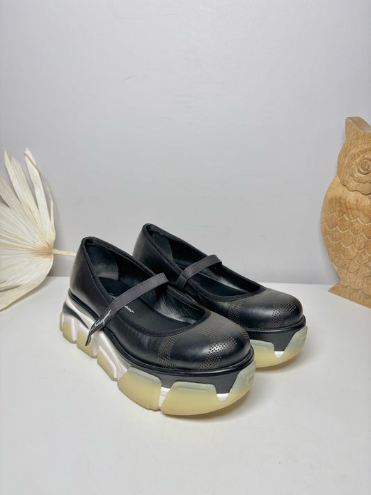 W Shoe Size 6 Salvatore Ferragamo Black Leather Cowhide Sneakers