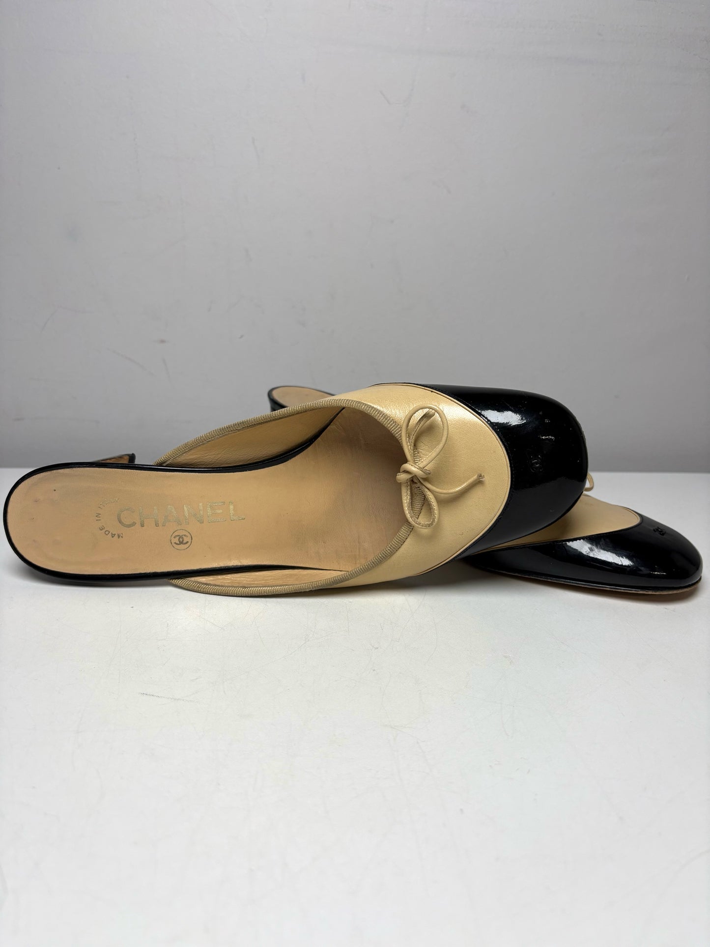 W Shoe Size 38.5 Chanel Tan Black Toe Combo Leather Vintage Mules